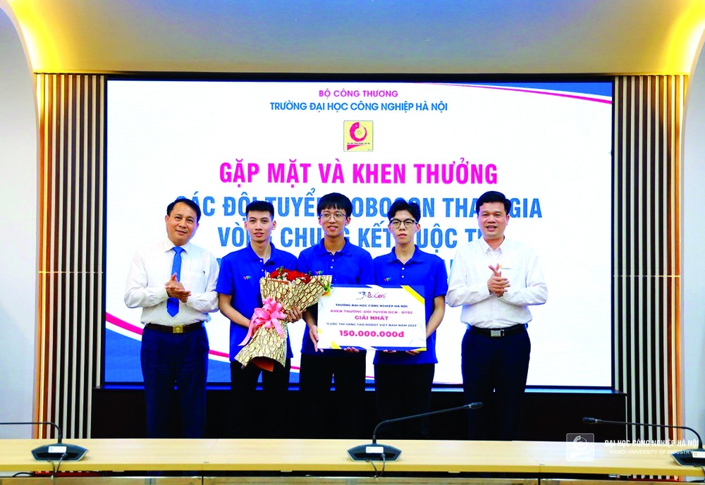 [Báo Tiền Phong] Với chiến thắng tuyệt đối ở trận chung kết, đội DCN - ĐT 02 Trường Đại học Công nghiệp Hà Nội đã vô địch cuộc thi Robocon Việt Nam 2023, đồng thời đại diện Việt Nam tham dự Robocon Châu Á - Thái Bình Dương 2023.