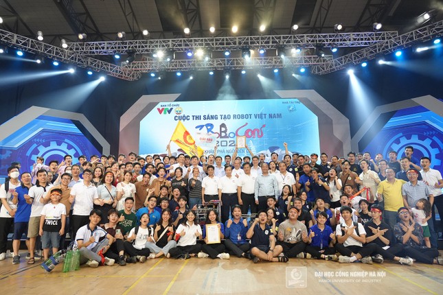 [Báo Tiền Phong] Đội Robocon Đại học Công nghiệp Hà Nội tham dự cuộc thi quốc tế ABU Robocon 2023