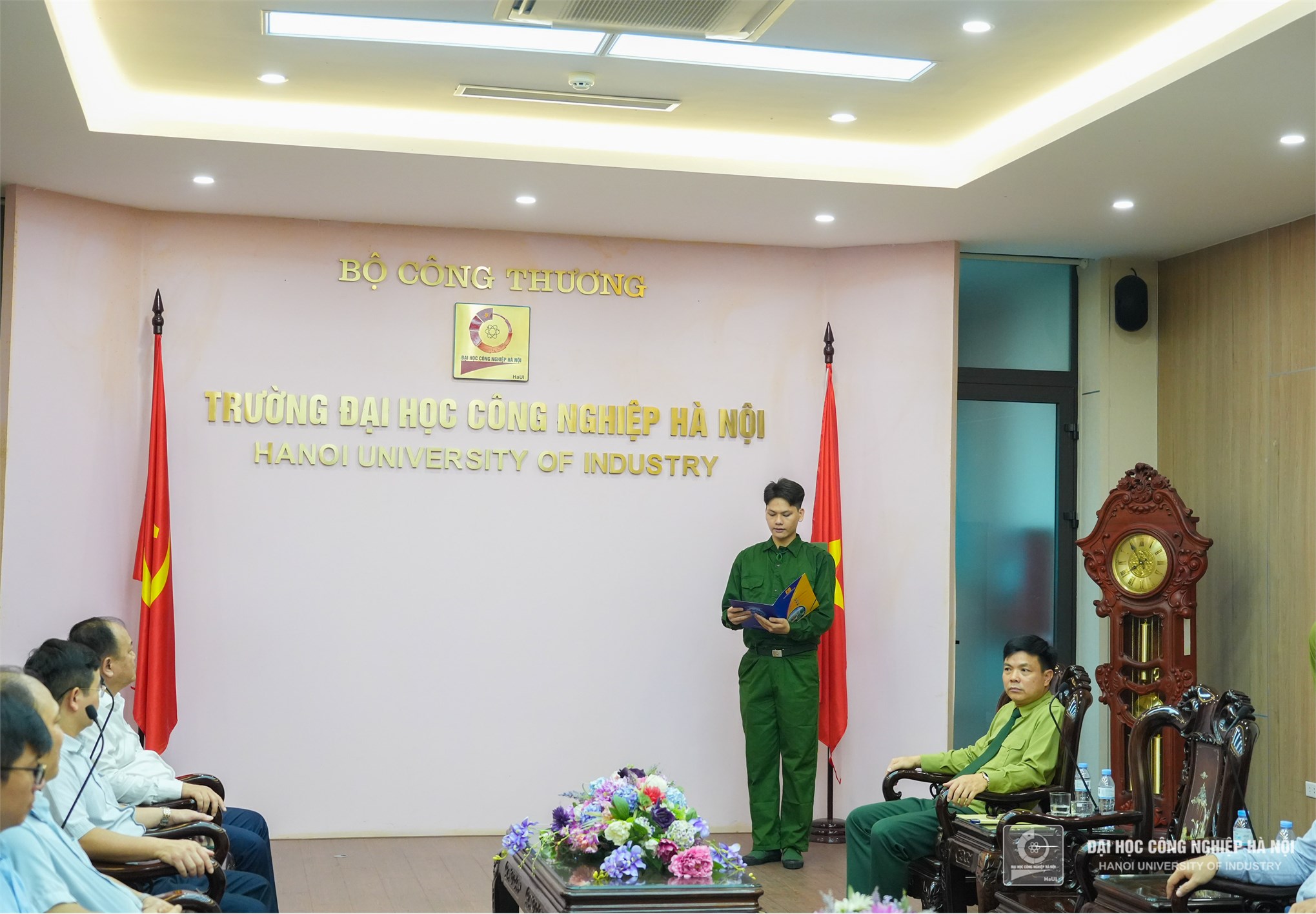 15 sinh viên Đại học Công nghiệp Hà Nội nhận Quyết định của Bộ trưởng Bộ Quốc phòng đi đào tạo Sỹ quan dự bị