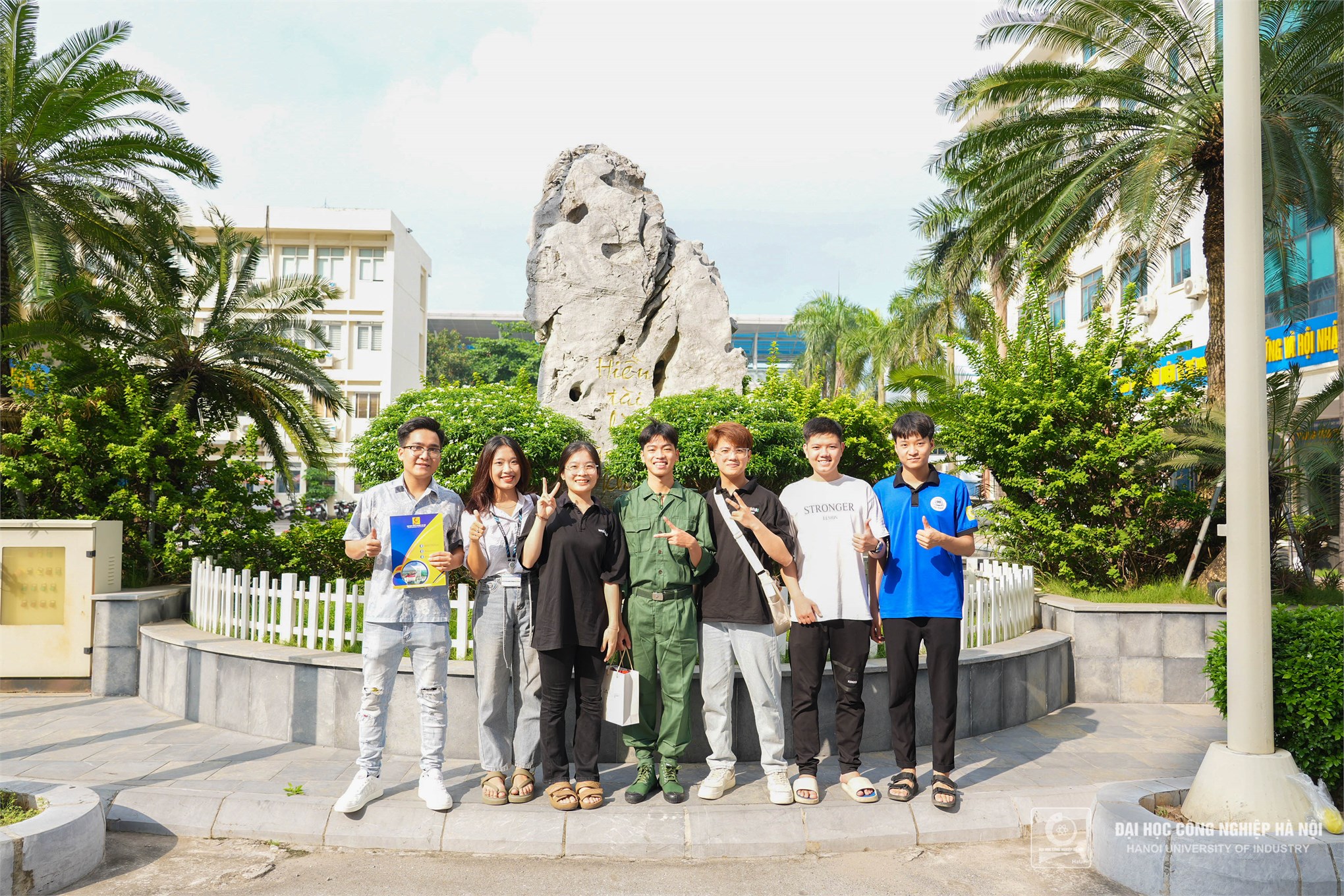 15 sinh viên Đại học Công nghiệp Hà Nội nhận Quyết định của Bộ trưởng Bộ Quốc phòng đi đào tạo Sỹ quan dự bị