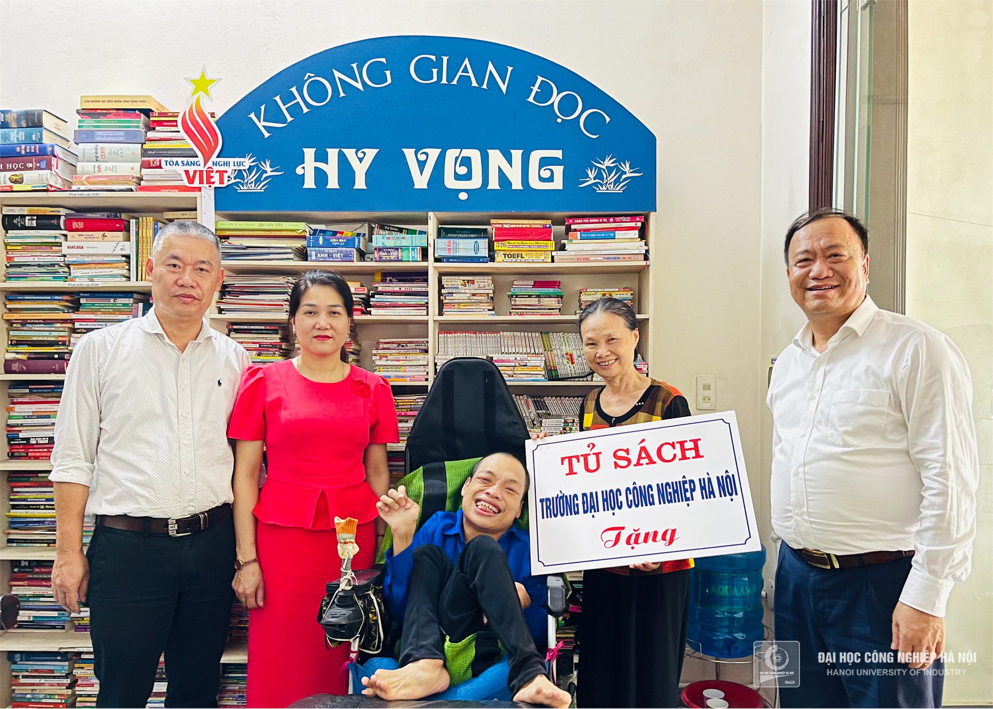 Thư viện Đại học Công nghiệp Hà Nội trao tặng sách cho Câu lạc bộ Không gian đọc Hy vọng tại Thái Bình