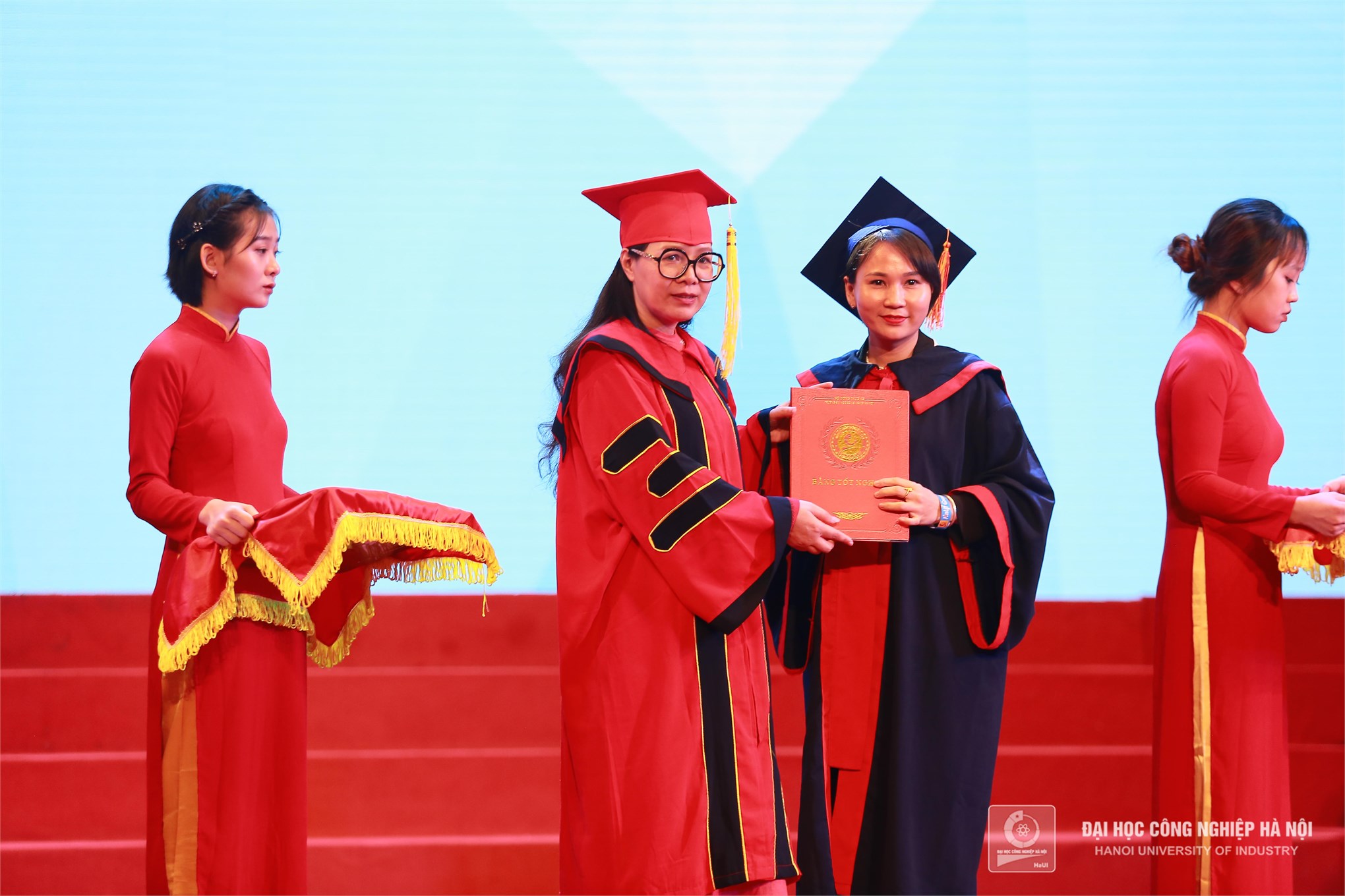 Gần 5.000 tân thạc sĩ, kỹ sư, cử nhân Trường Đại học Công nghiệp Hà Nội rạng rỡ trong ngày tốt nghiệp