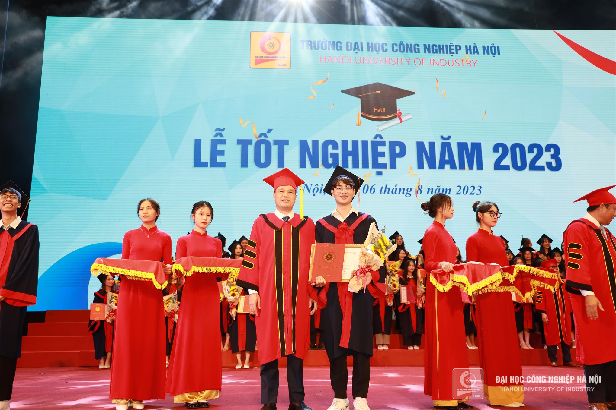 The university leaders awarded certificates of merit and flowers to 162 typical new bachelor