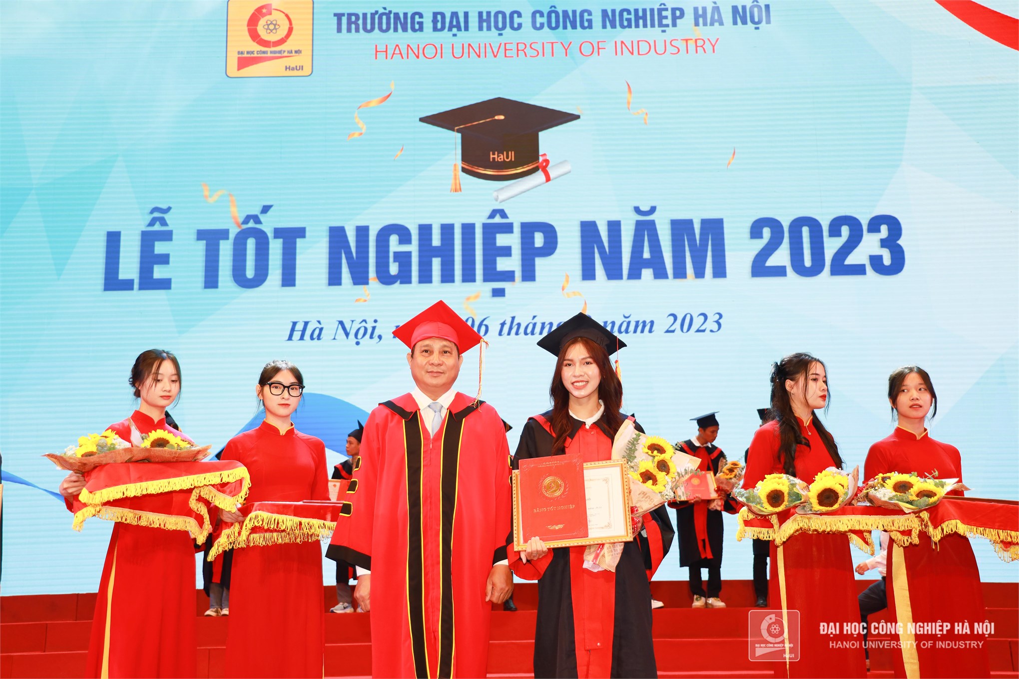 HaUI organized the Graduation Ceremony for 5,000 Master's and Bachelor’s Degree Holders in 2023