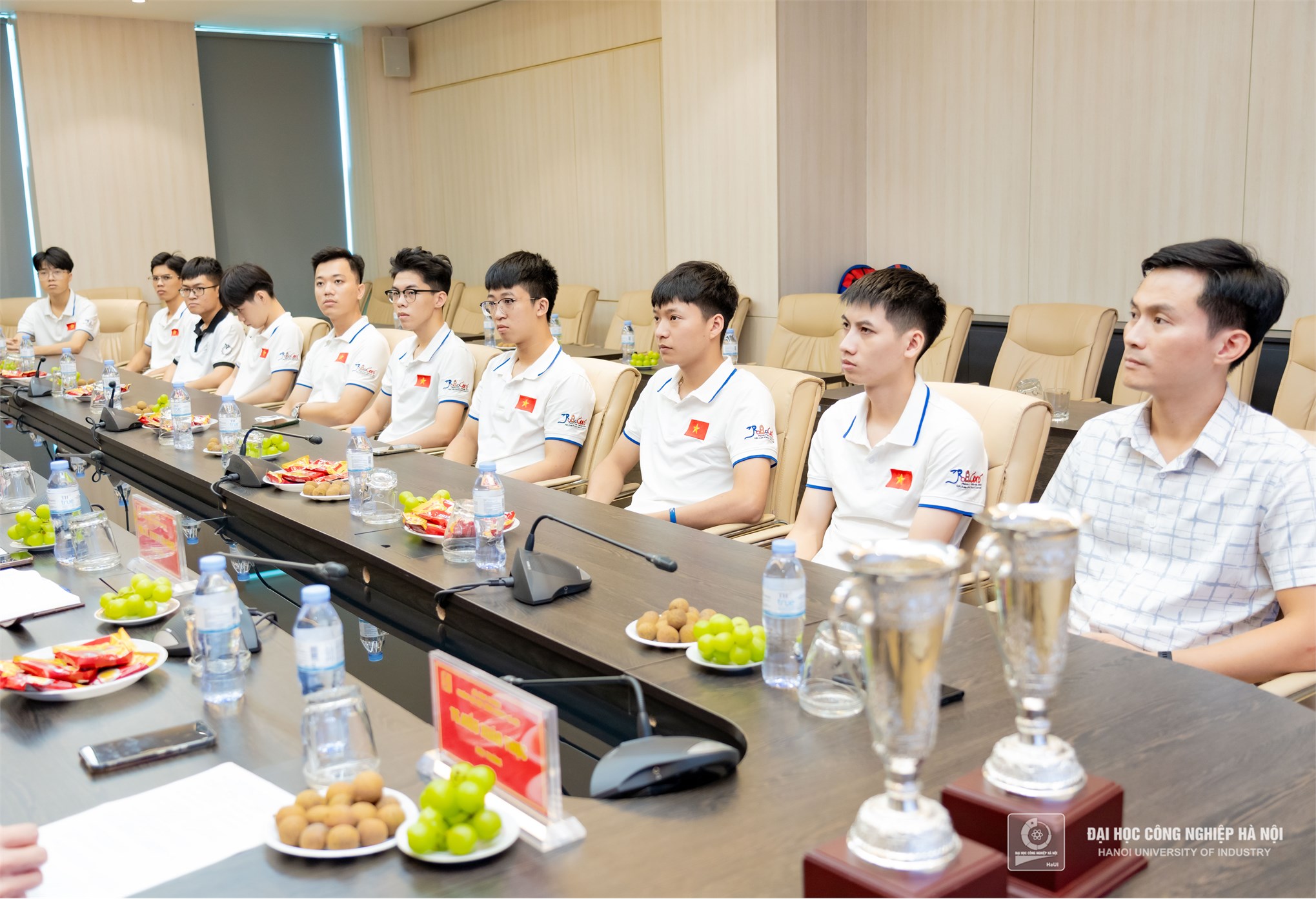 Đại học Công nghiệp Hà Nội khen thưởng 200 triệu đồng đội tuyển Robocon DCN-ĐT02 