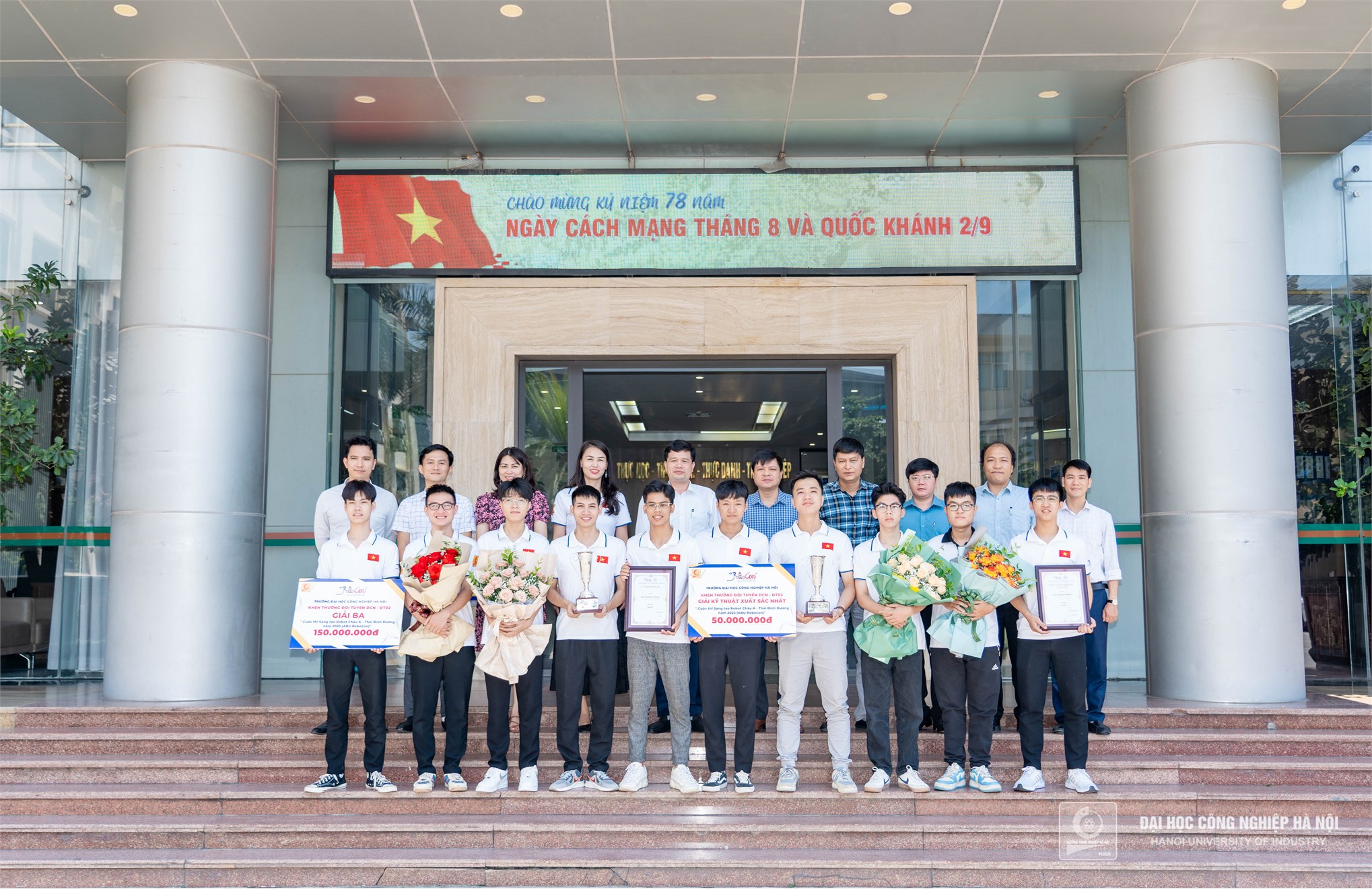 Đại học Công nghiệp Hà Nội khen thưởng 200 triệu đồng đội tuyển Robocon DCN-ĐT02 