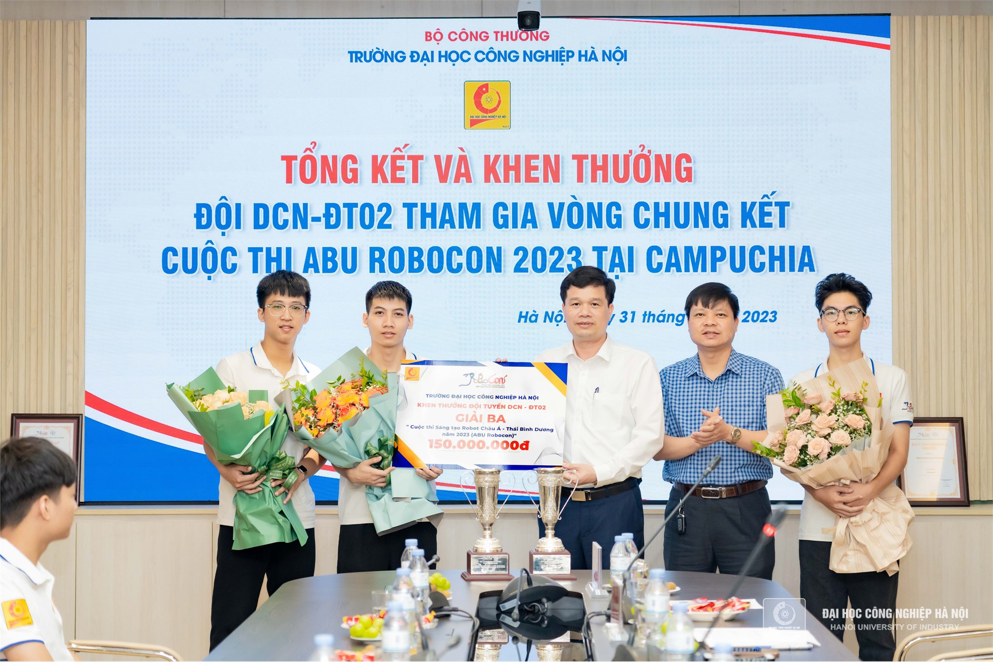 Đại học Công nghiệp Hà Nội khen thưởng 200 triệu đồng đội tuyển Robocon DCN-ĐT02