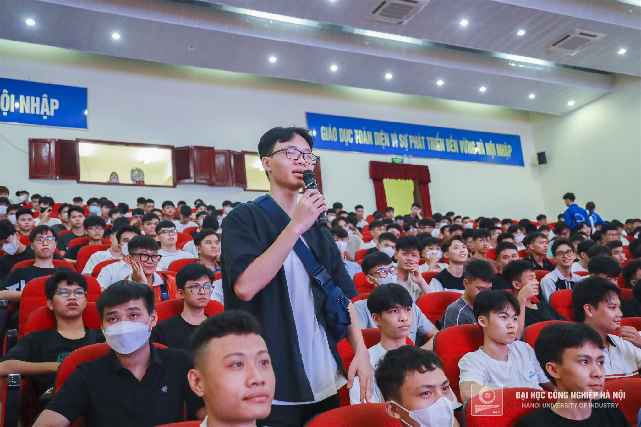 Những buổi sinh hoạt, học tập đầu tiên của tân sinh viên Đại học Công nghiệp Hà Nội