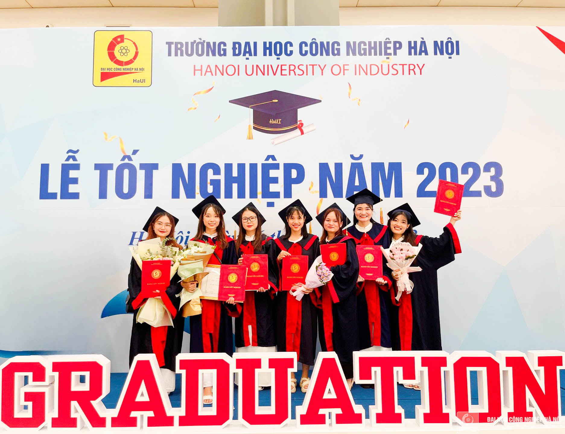 Vinh danh 2 nữ thủ khoa tốt nghiệp xuất sắc Đại học Công nghiệp Hà Nội năm 2023 