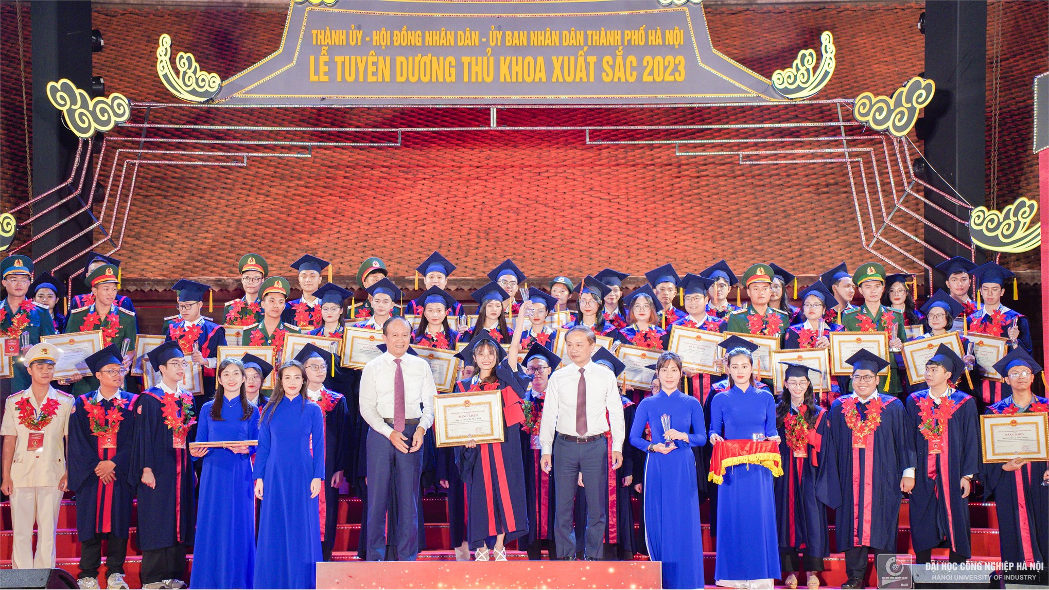 Vinh danh 2 nữ thủ khoa tốt nghiệp xuất sắc Đại học Công nghiệp Hà Nội năm 2023 