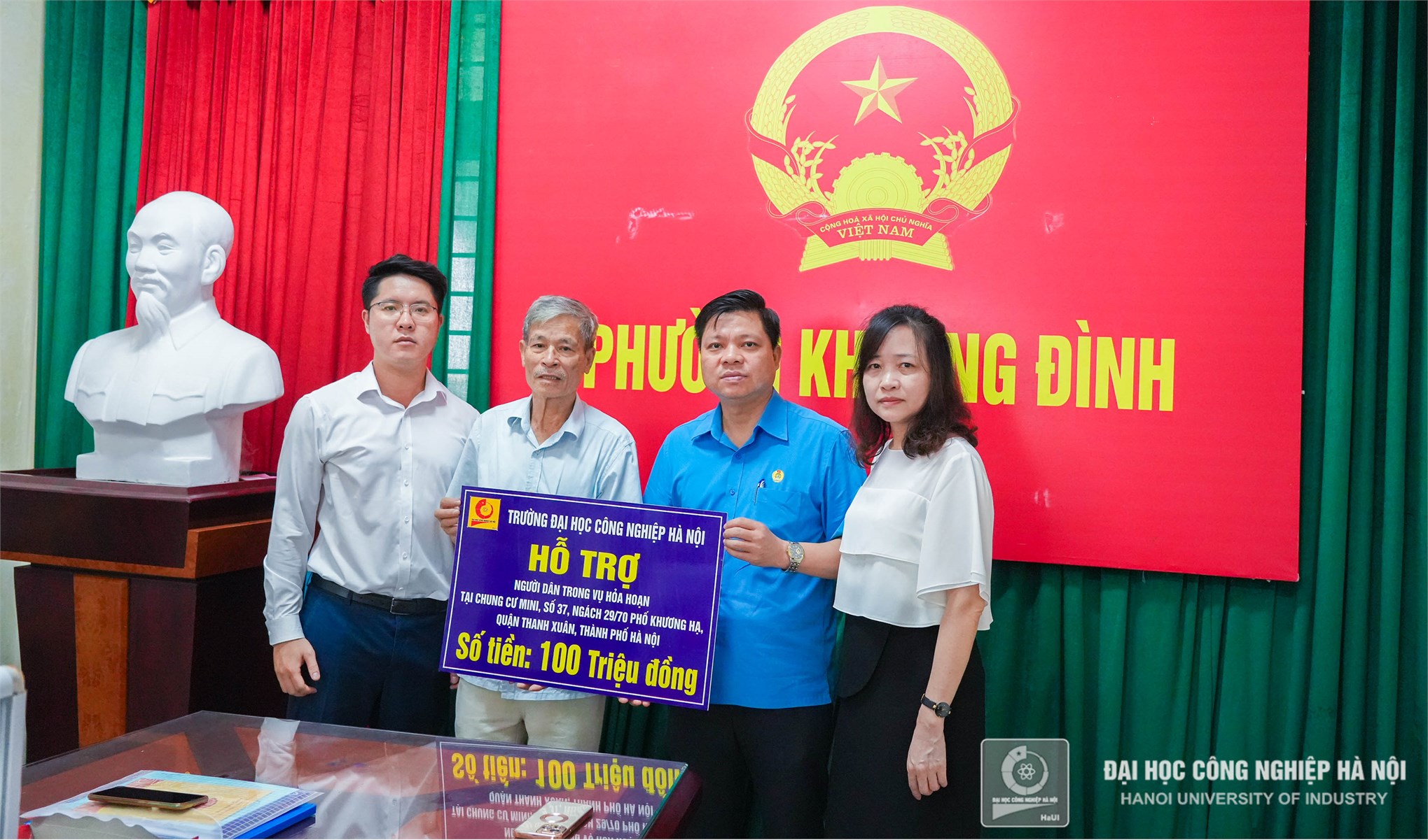 Đại học Công nghiệp Hà Nội trao hỗ trợ cho sinh viên bị ảnh hưởng sau vụ cháy chung cư