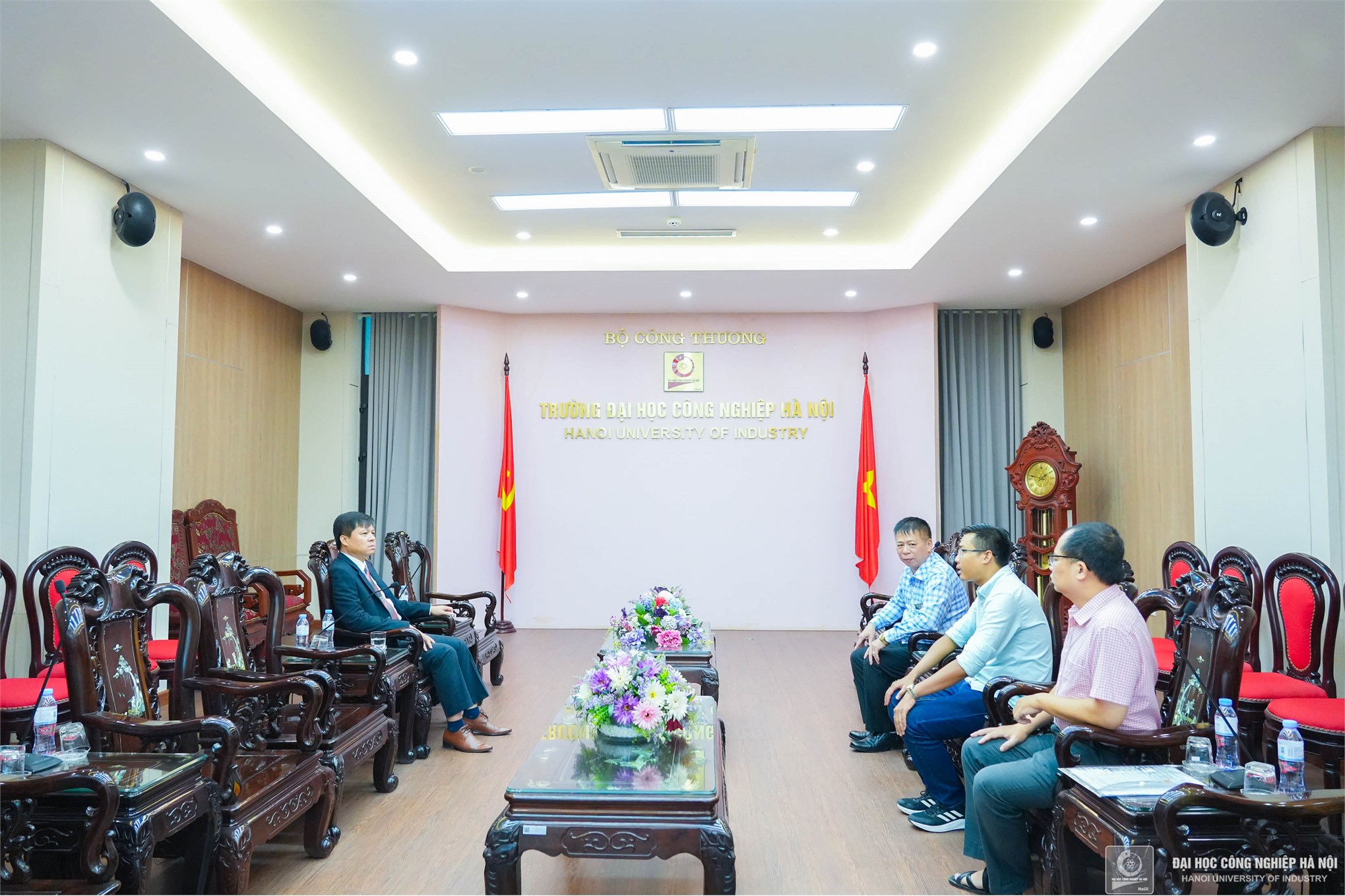 Đại học Công nghiệp Hà Nội trao hỗ trợ cho sinh viên bị ảnh hưởng sau vụ cháy chung cư 