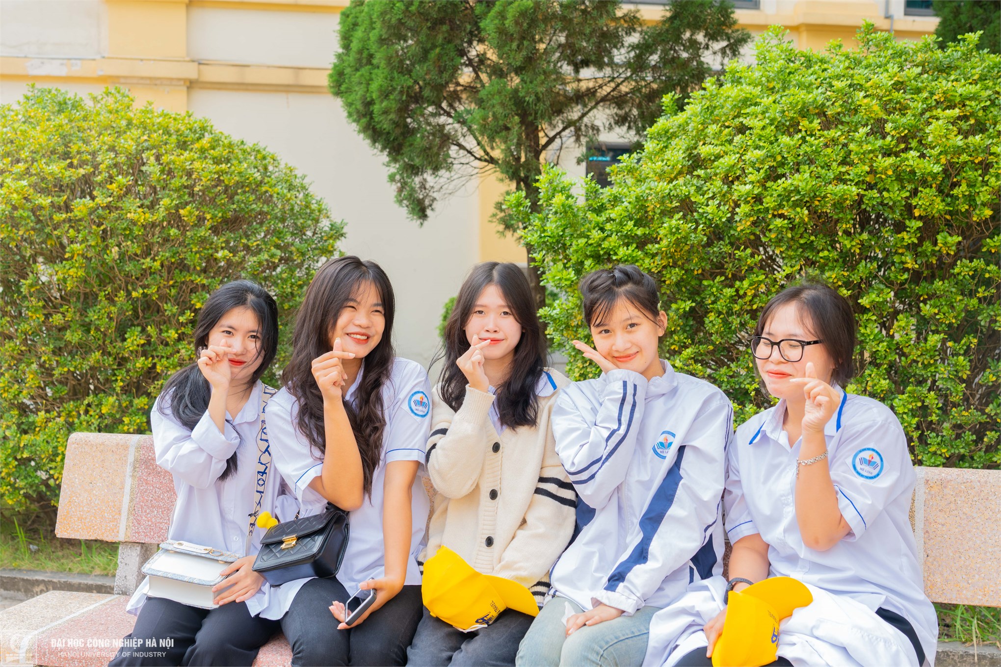 Đại học Công nghiệp Hà Nội đón gần 500 thầy cô, phụ huynh và học sinh trường THPT Mê Linh, tỉnh Thái Bình