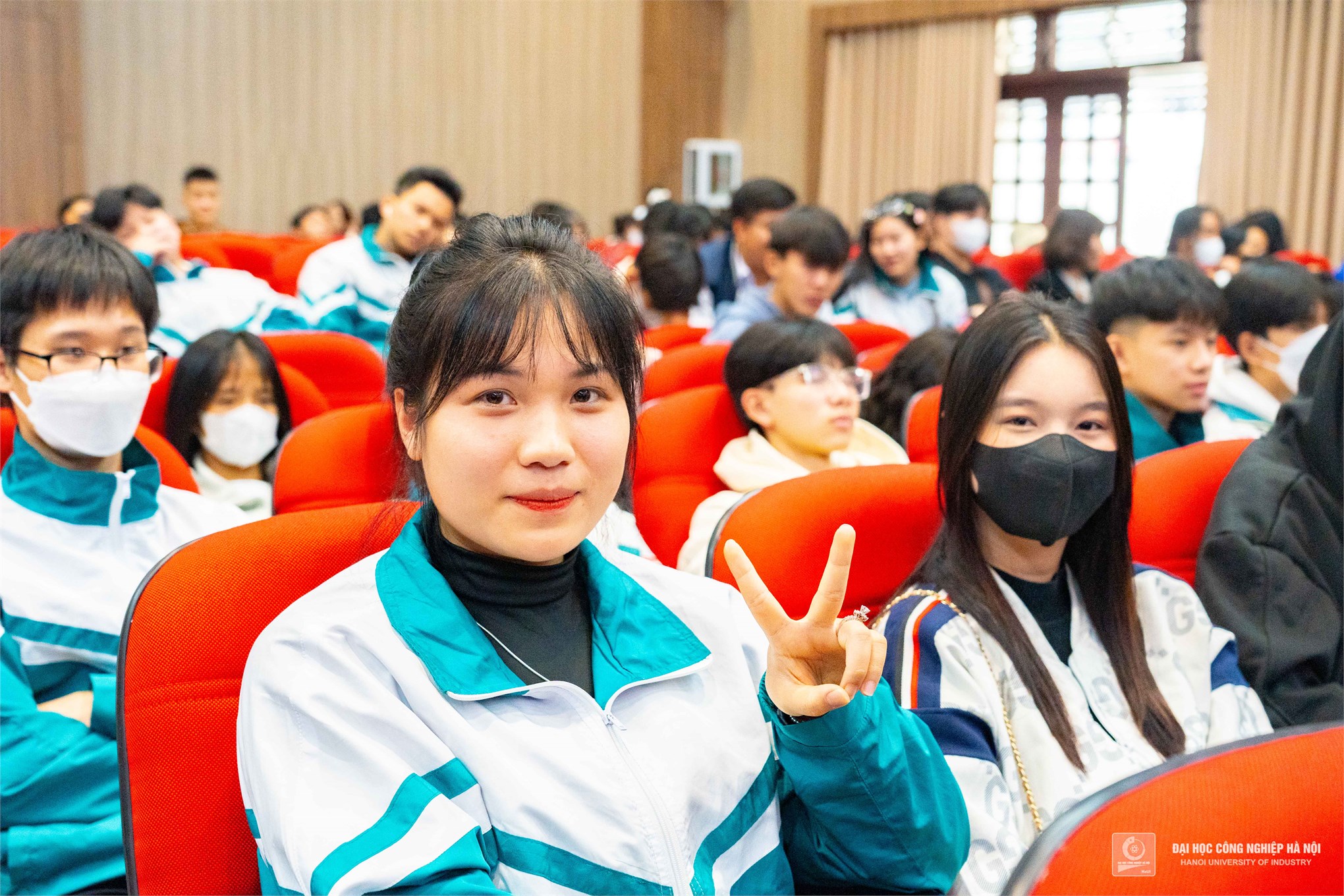 Đoàn giáo viên, phụ huynh và học sinh trường THPT Trần Nhân Tông, tỉnh Nam Định tham quan và tìm hiểu Đại học Công nghiệp Hà Nội