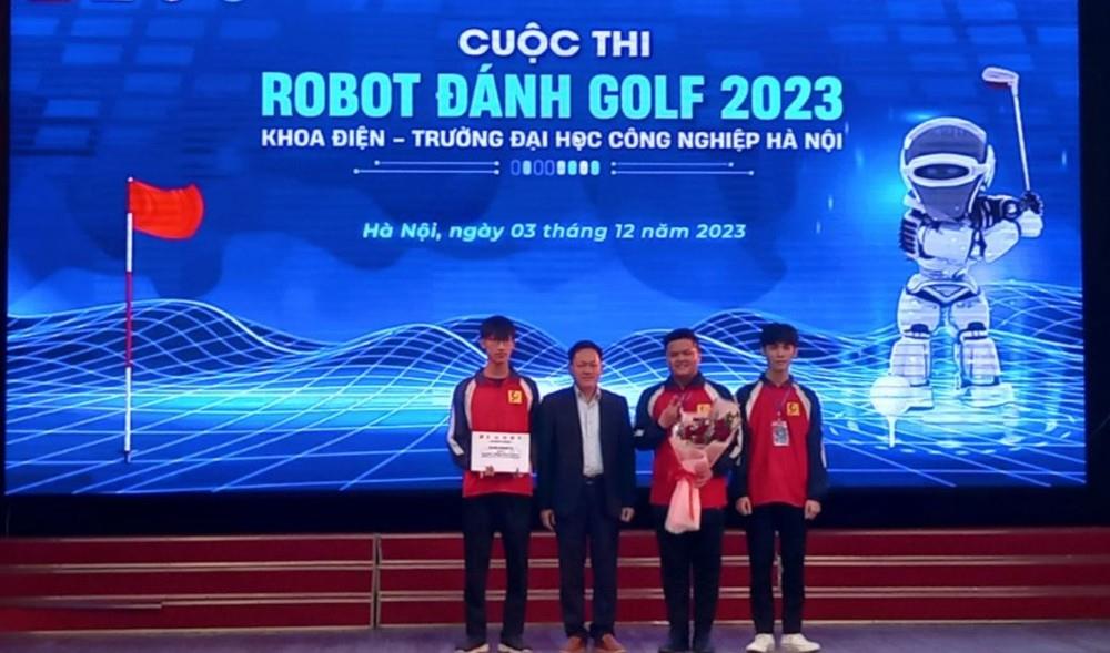 [Tiền phong] 'Robot đánh golf' thu hút sinh viên mê khoa học, sáng tạo