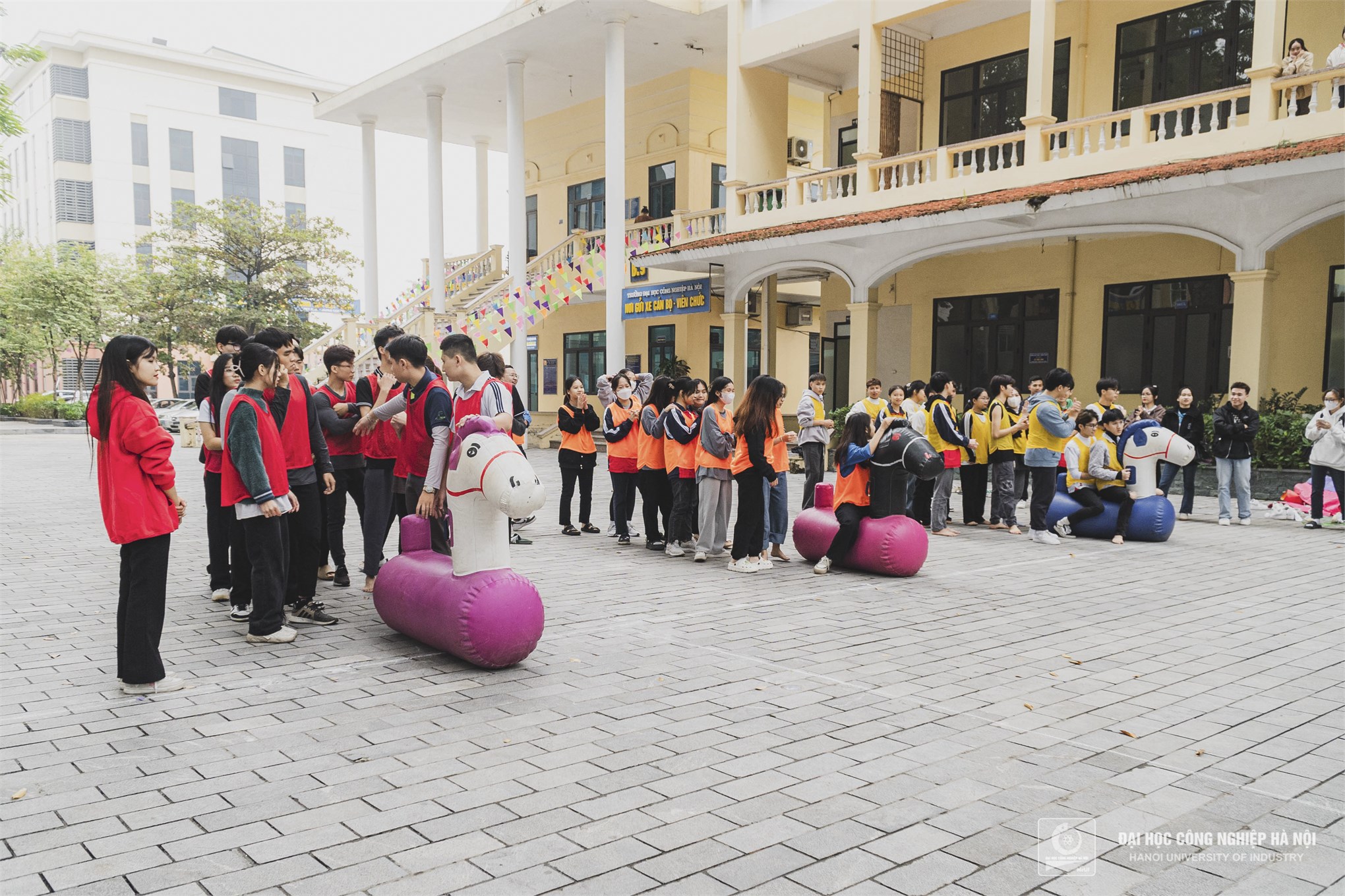 Tân sinh viên Đại học Công nghiệp Hà Nội cháy hết mình cùng Ngày hội HaUI CONNECTION 2023