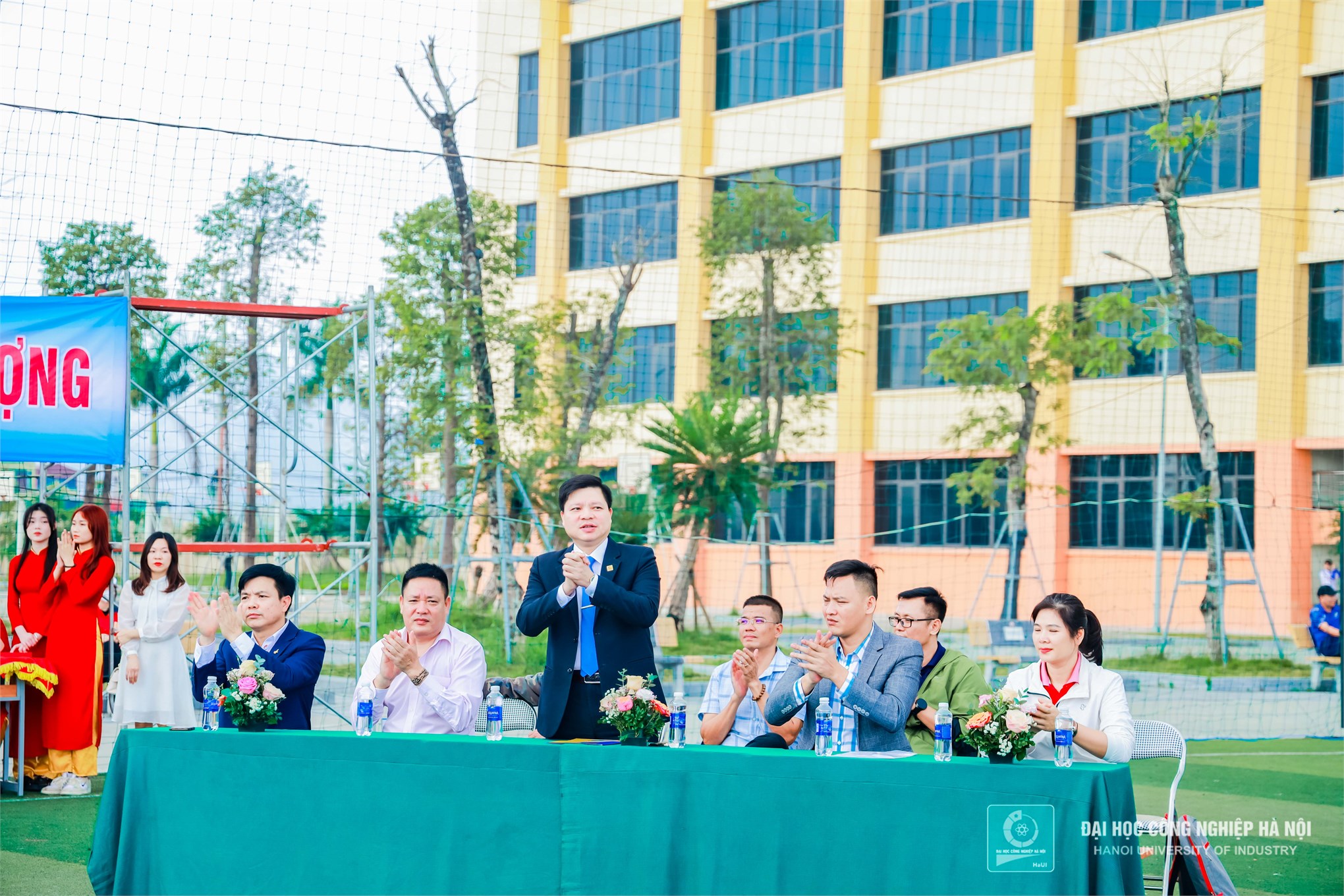 Đại biểu tham dự khai mạc cuộc thi bóng ném sinh viên các trường đại học, học viện, cao đẳng và chuyên nghiệp khu vực Hà Nội