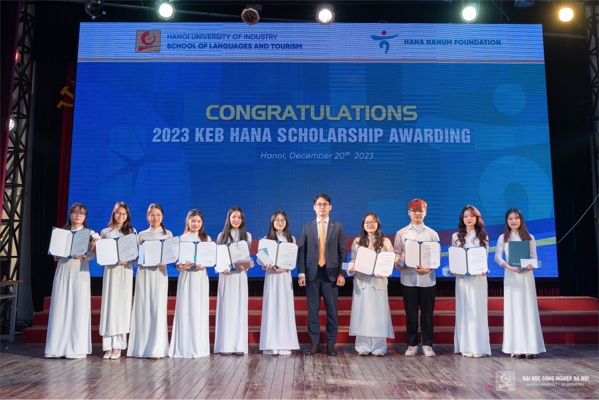 Ngân hàng KEB Hàn Quốc trao tặng 20 suất học bổng cho sinh viên ngành Ngôn ngữ Hàn Quốc