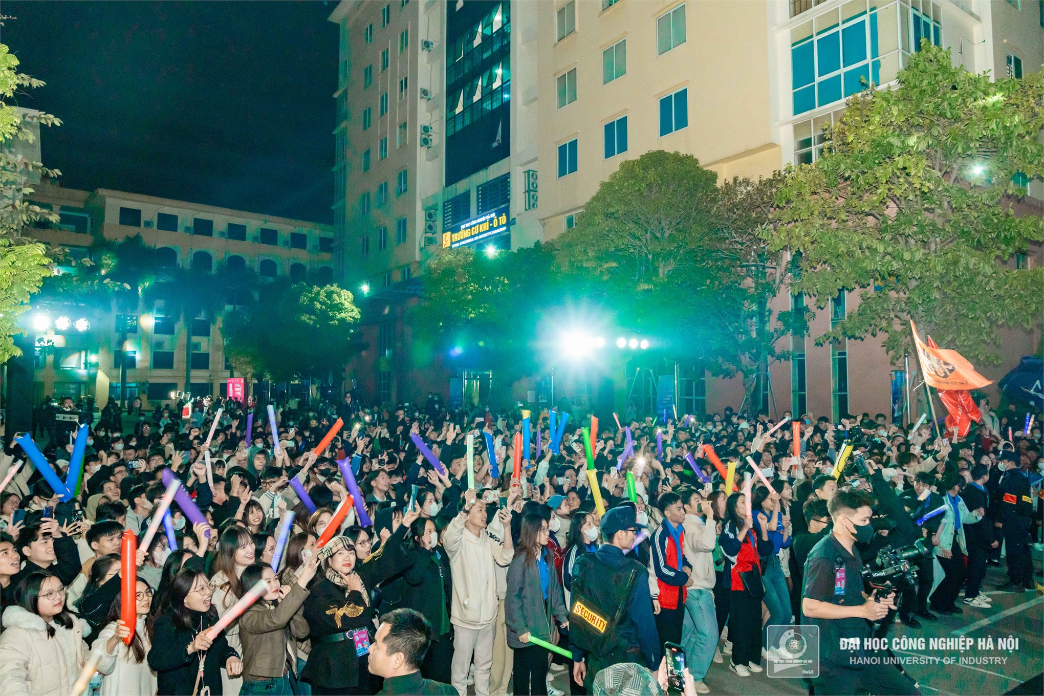 HaUI and Mobifone Illuminate the Night with 'Maximizing Life' Music Festival