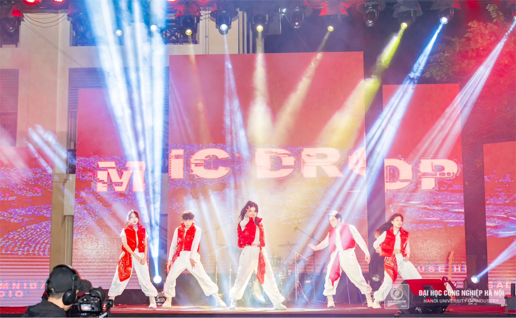 HaUI and Mobifone Illuminate the Night with 'Maximizing Life' Music Festival