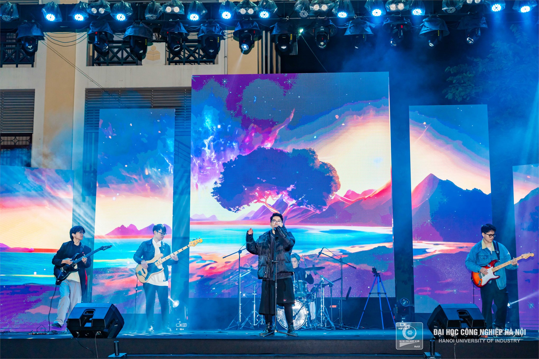 HaUI and Mobifone Illuminate the Night with 'Maximizing Life' Music Festival