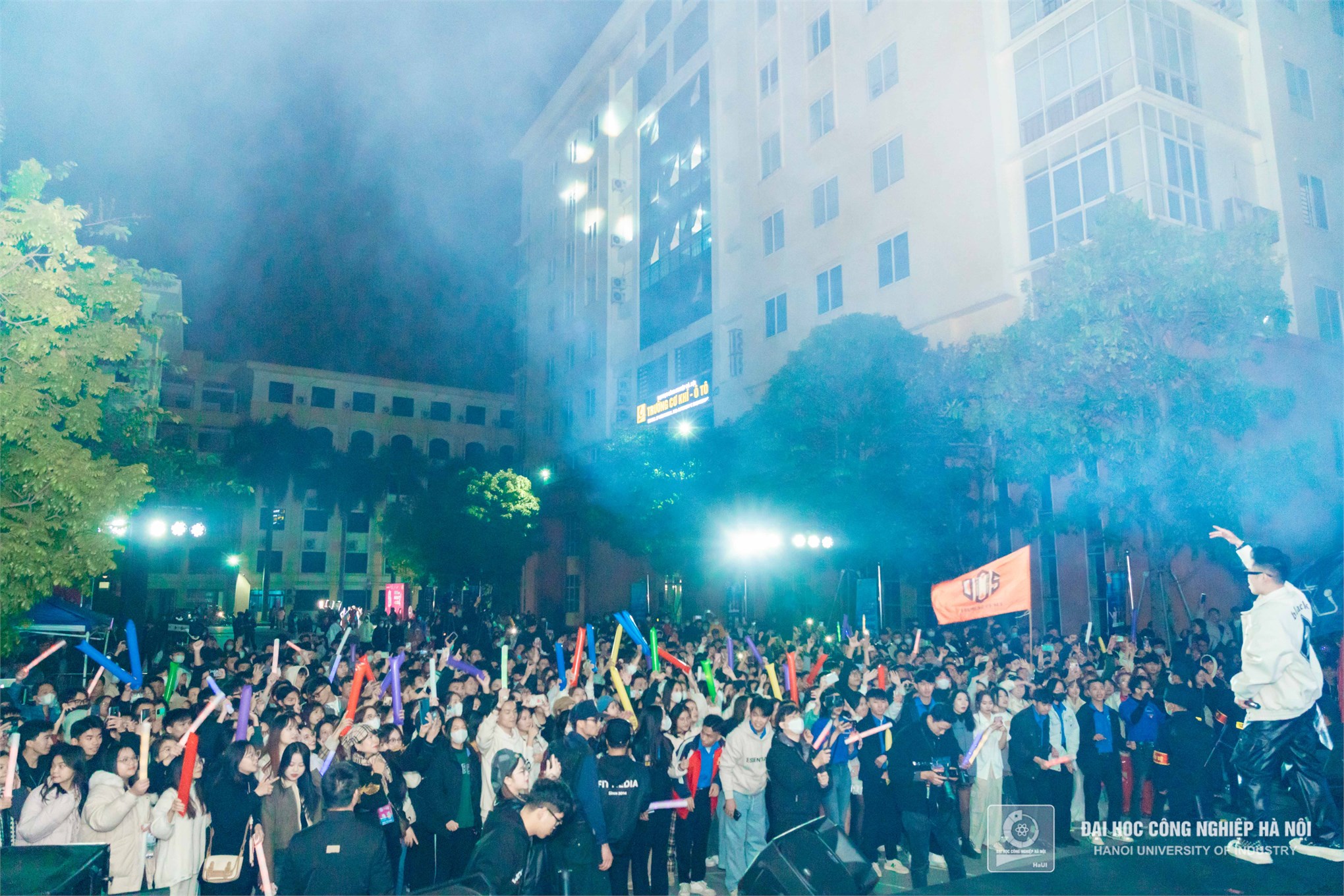 HaUI and Mobifone Illuminate the Night with 'Maximizing Life' Music Festival