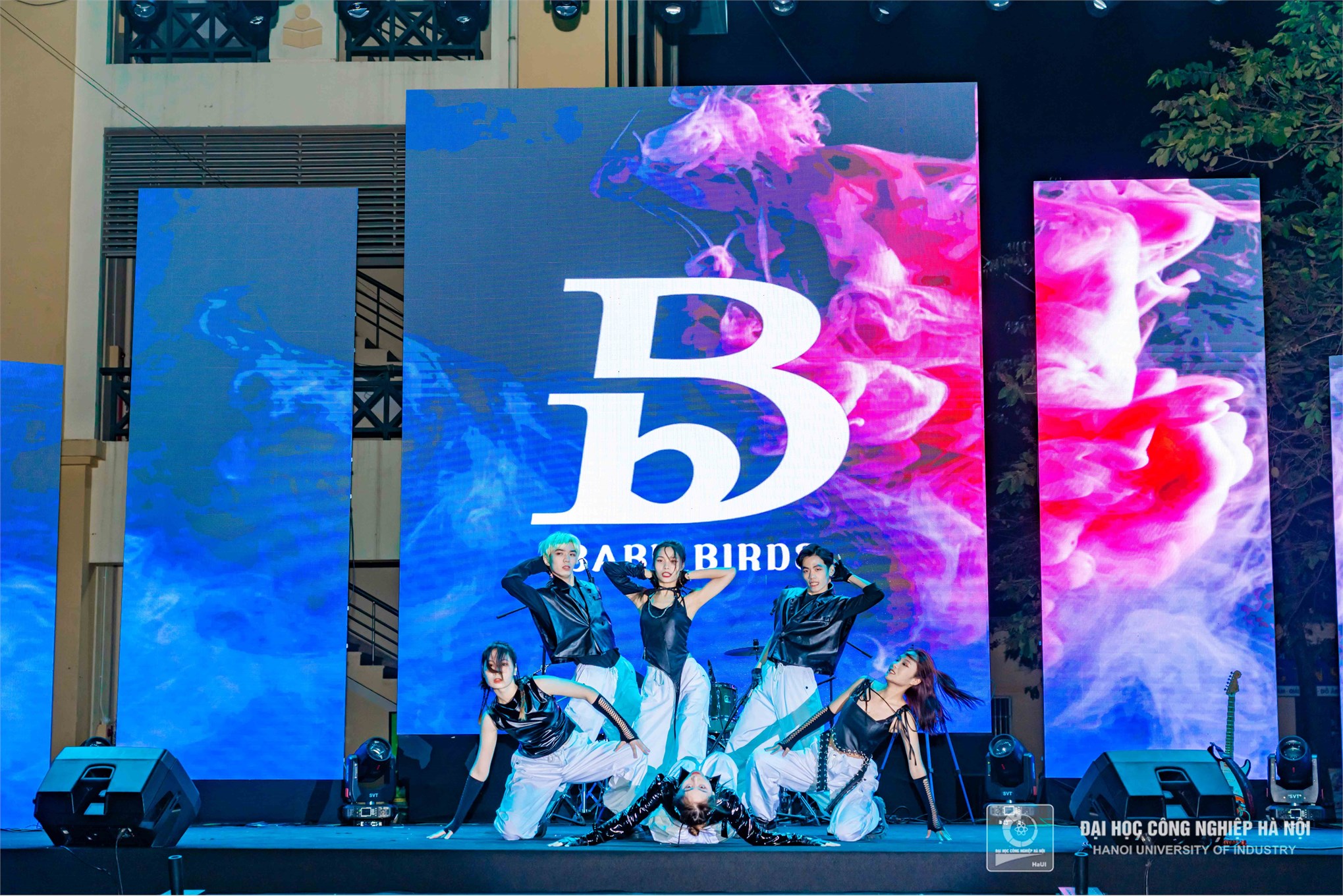 HaUI and Mobifone Illuminate the Night with 'Maximizing Life' Music Festival