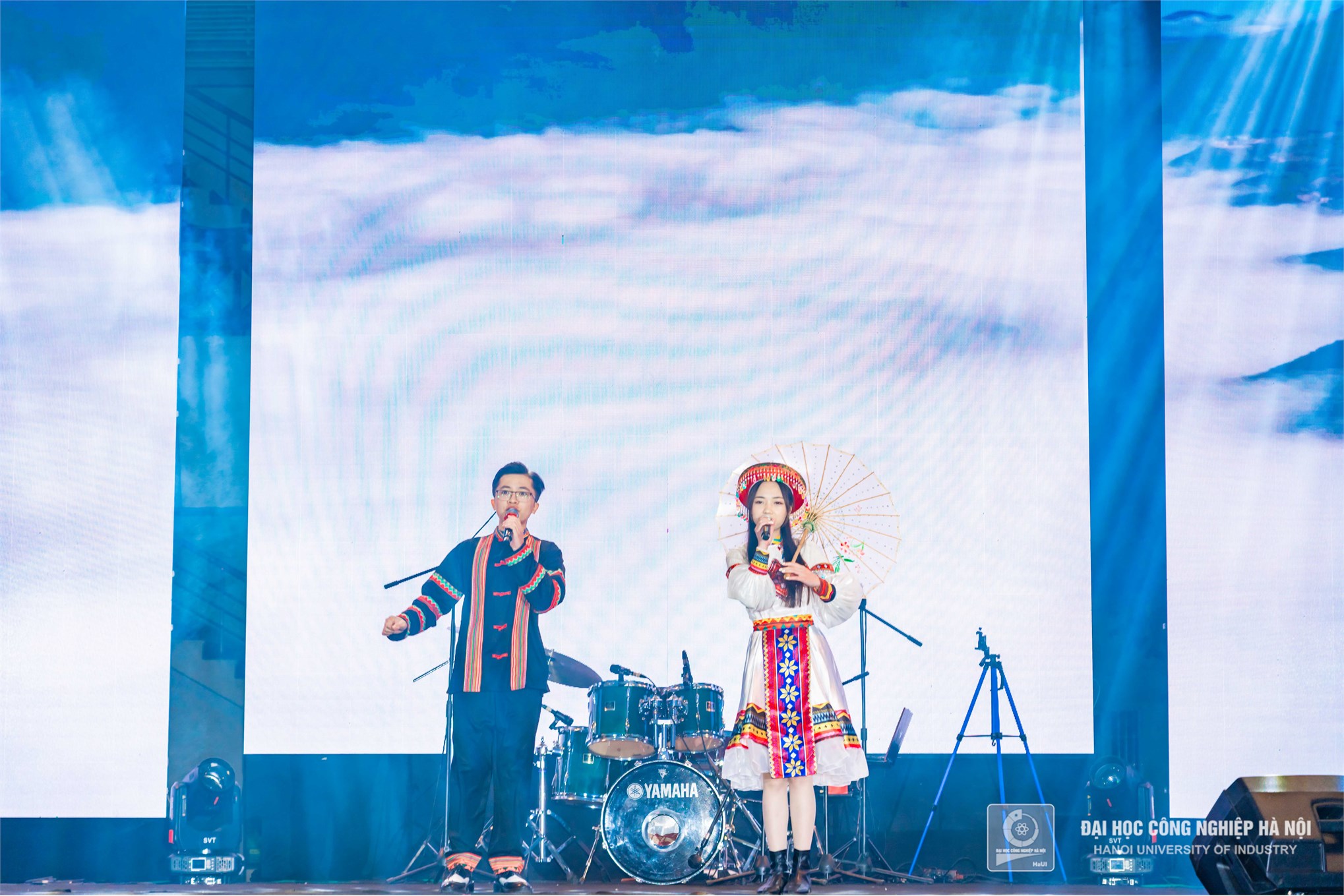 HaUI and Mobifone Illuminate the Night with 'Maximizing Life' Music Festival