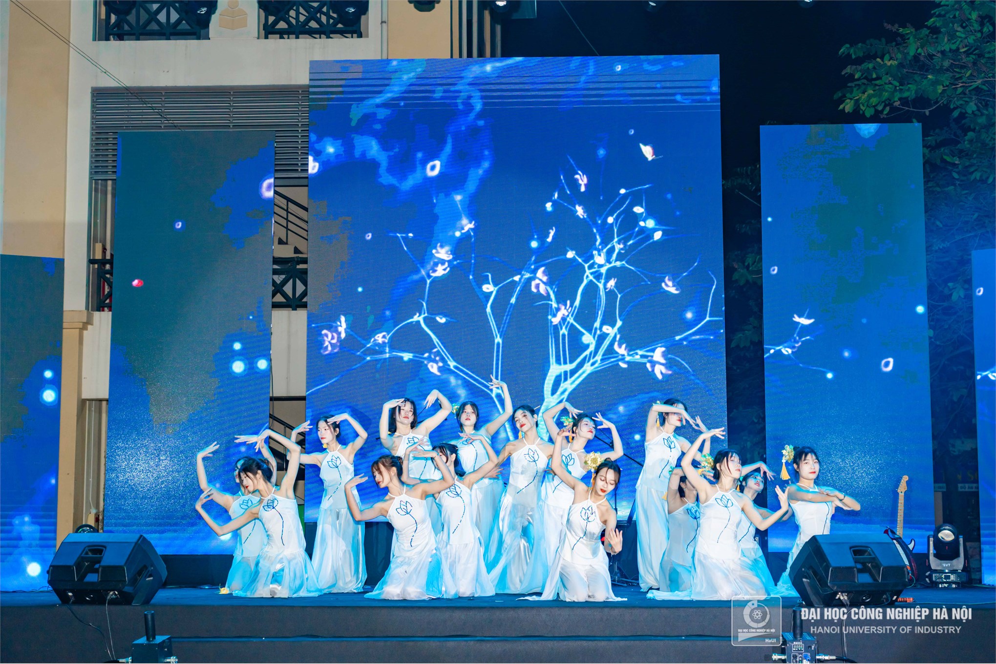 HaUI and Mobifone Illuminate the Night with 'Maximizing Life' Music Festival