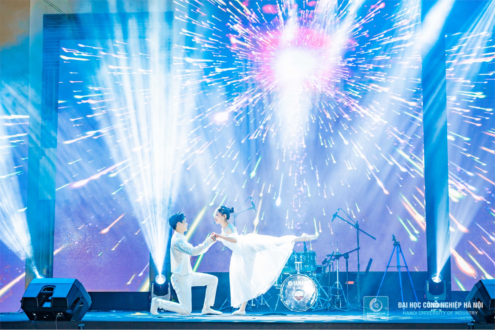 HaUI and Mobifone Illuminate the Night with 'Maximizing Life' Music Festival