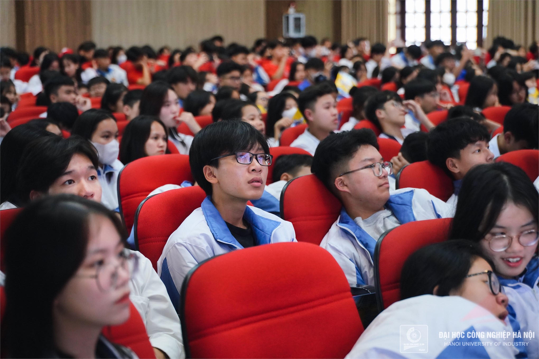Học sinh Trường THPT Cát Bà hứng thú khám phá cuộc sống sinh viên Đại học Công nghiệp Hà Nội