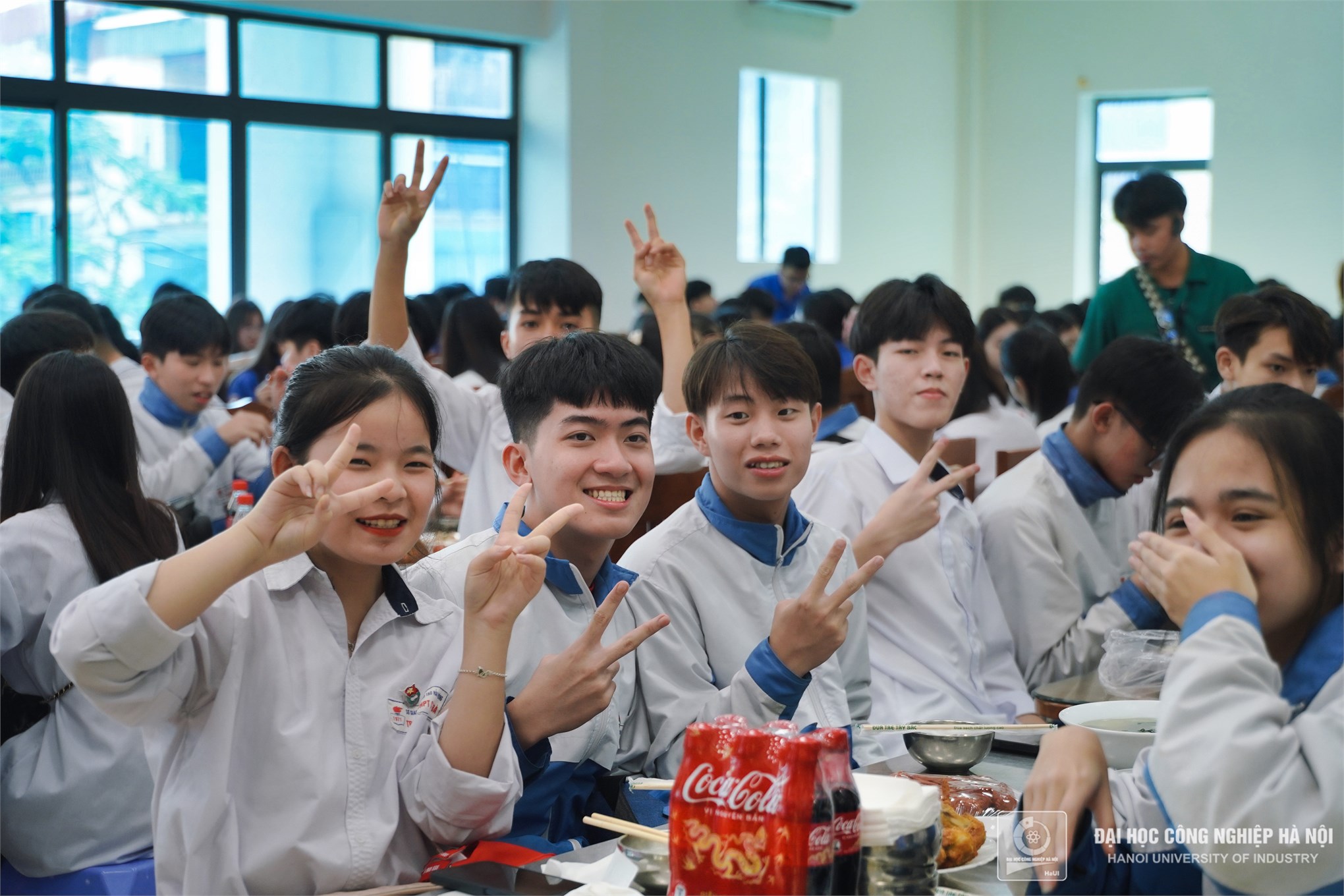 Học sinh Trường THPT Cát Bà hứng thú khám phá cuộc sống sinh viên Đại học Công nghiệp Hà Nội