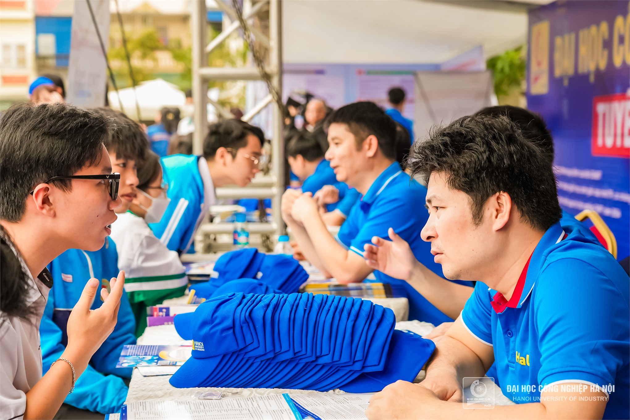HaUI trực tiếp giải đáp thắc mắc, tư vấn tuyển sinh cho hơn 3.500 học sinh, phụ huynh tại Nam Định 
