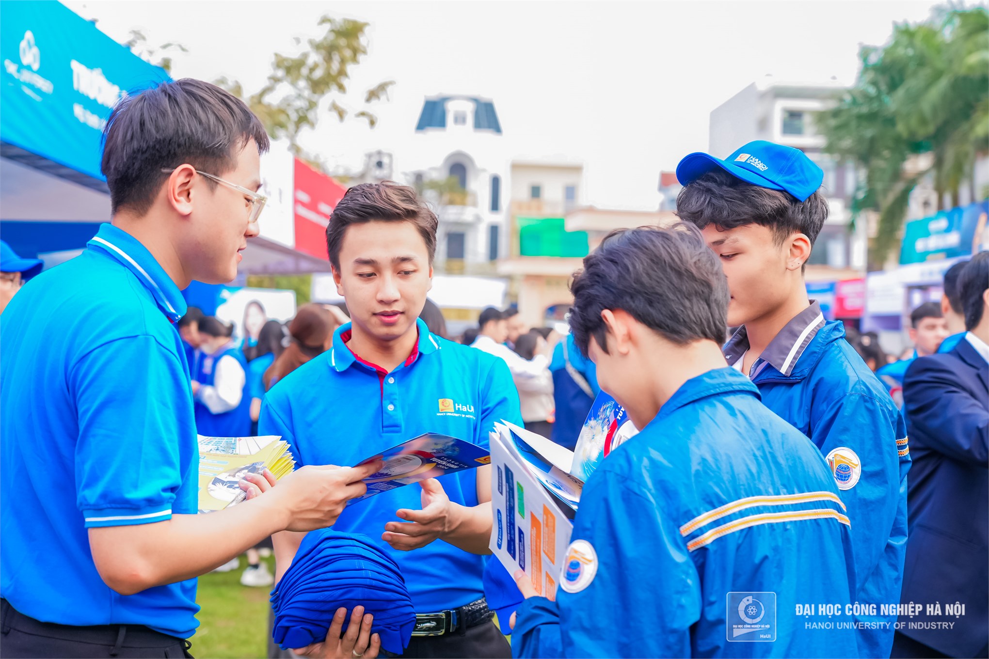 HaUI trực tiếp giải đáp thắc mắc, tư vấn tuyển sinh cho hơn 3.500 học sinh, phụ huynh tại Nam Định 