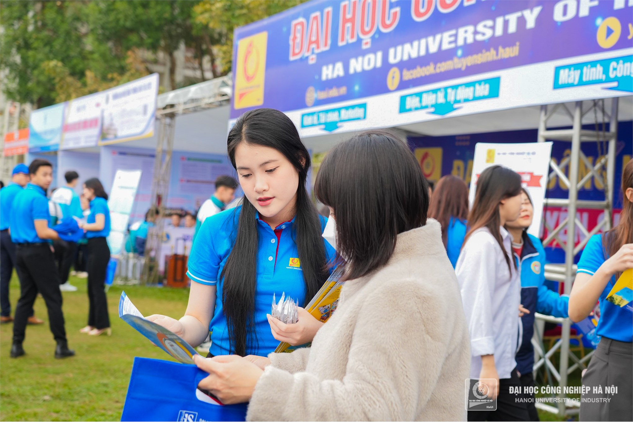 HaUI trực tiếp giải đáp thắc mắc, tư vấn tuyển sinh cho hơn 3.500 học sinh, phụ huynh tại Nam Định
