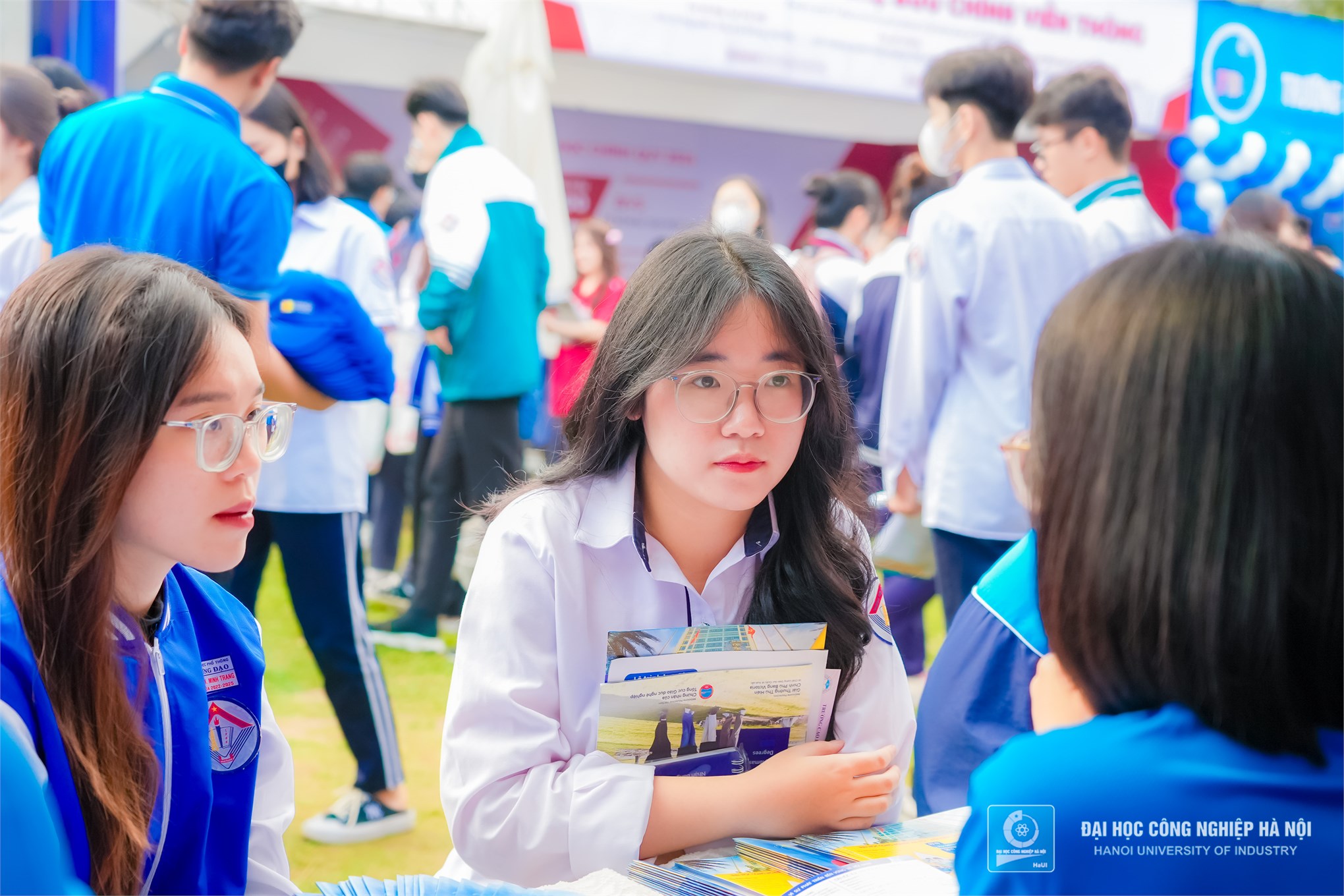 HaUI trực tiếp giải đáp thắc mắc, tư vấn tuyển sinh cho hơn 3.500 học sinh, phụ huynh tại Nam Định