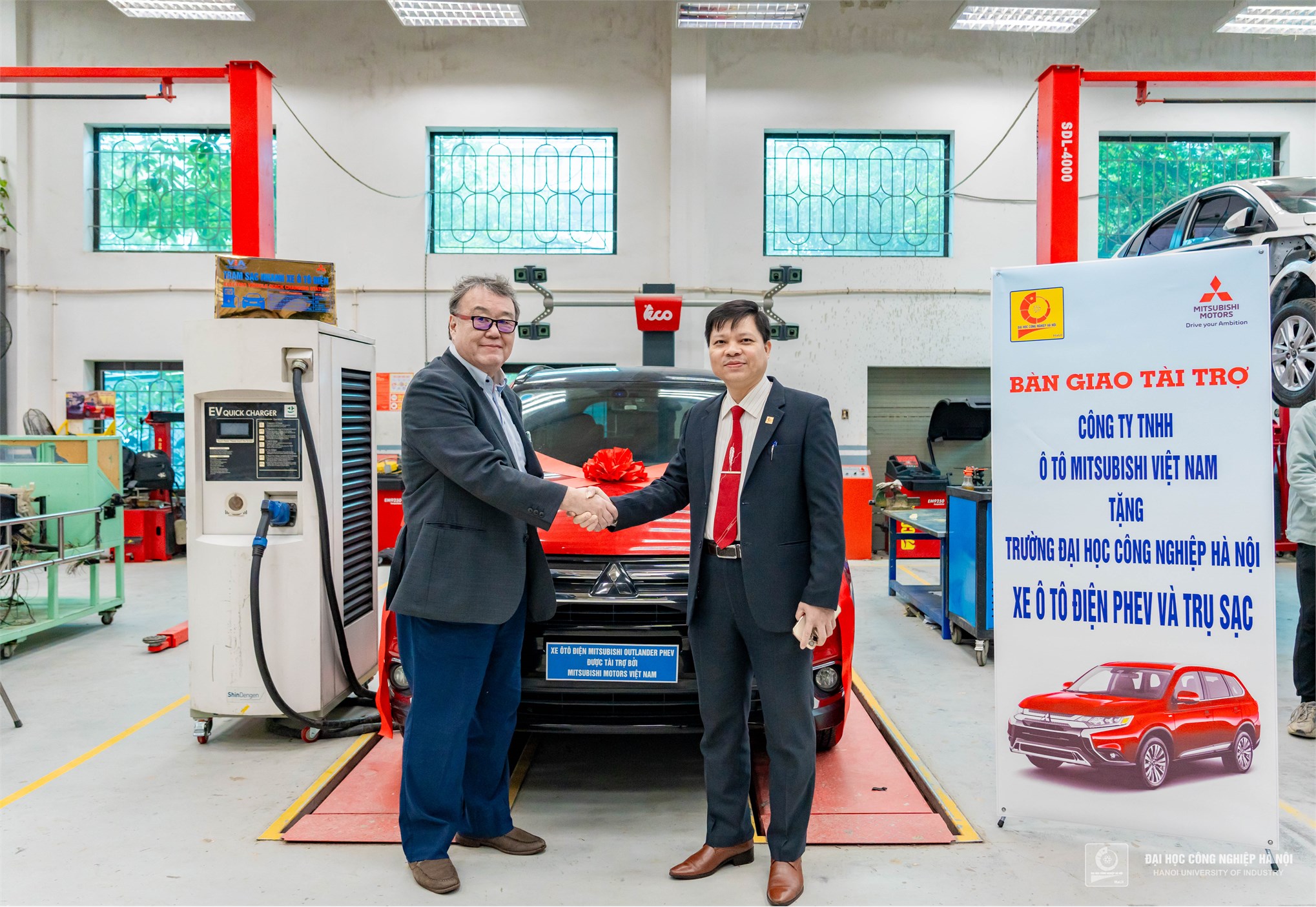 HaUI nhận bàn giao xe ô tô điện Phev và trụ sạc từ Mitsubishi Việt Nam