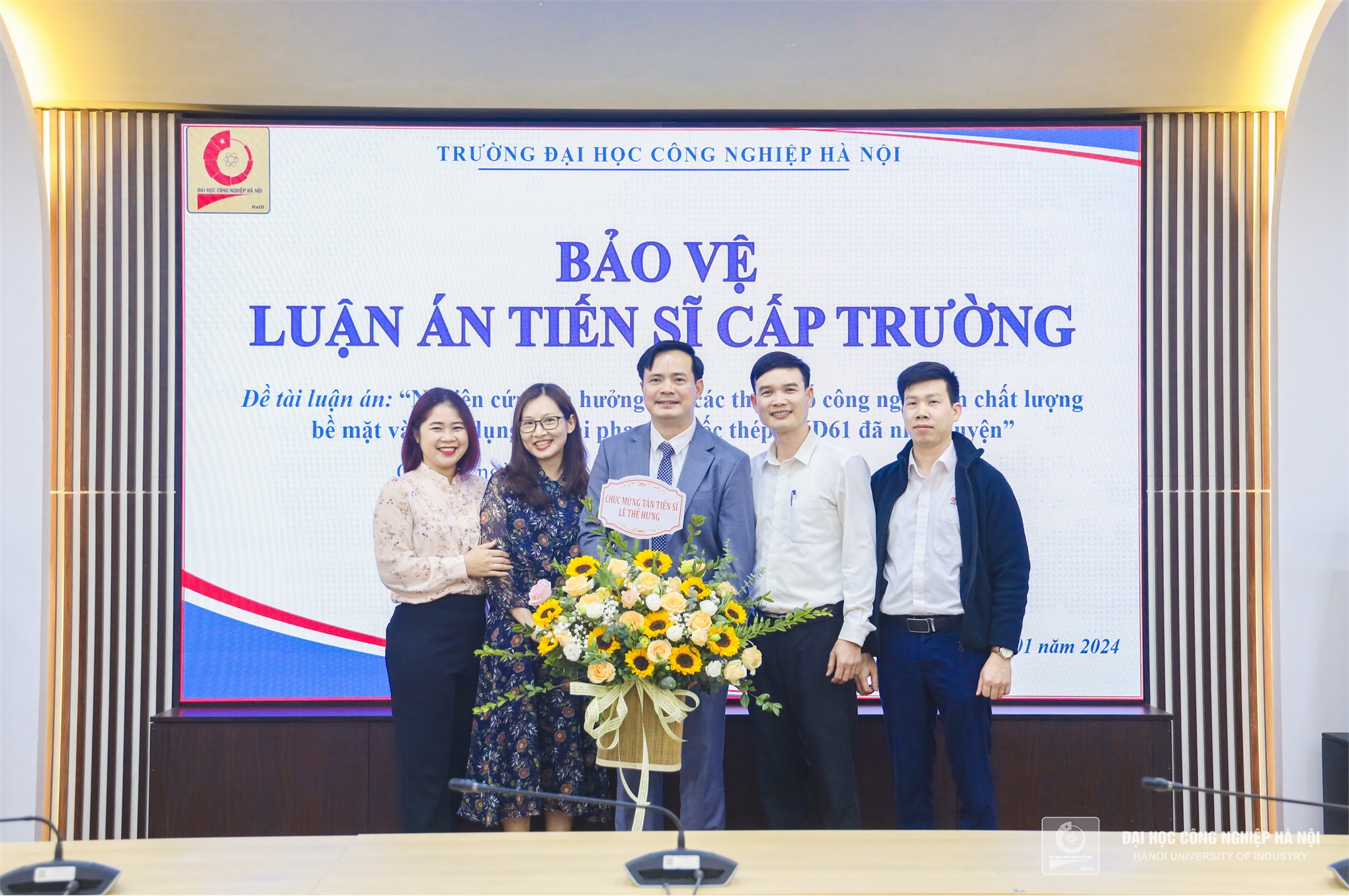 Nghiên cứu sinh Lê Thế Hưng và Nguyễn Thị Dự bảo vệ thành công Luận án Tiến sĩ