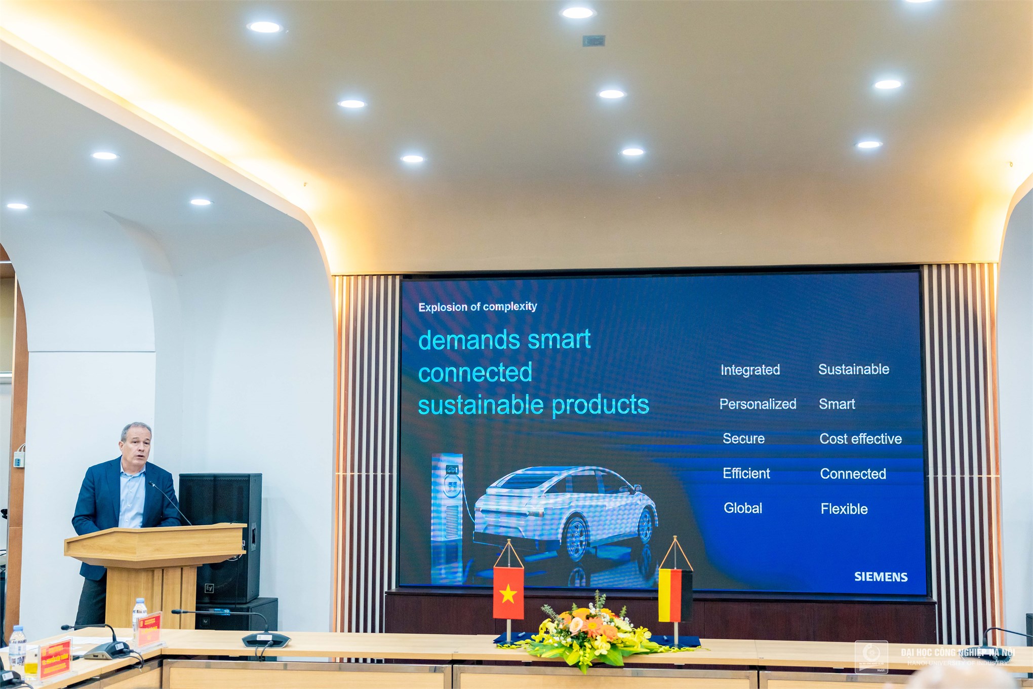 Mr. Bob Jones, the Standing Vice President in charge of global business at Siemens, highlighted the importance of digital transformation