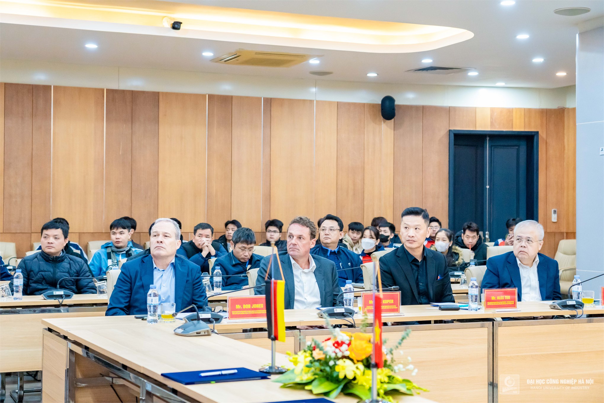 Mr. Bob Jones, the Standing Vice President in charge of global business at Siemens, highlighted the importance of digital transformation