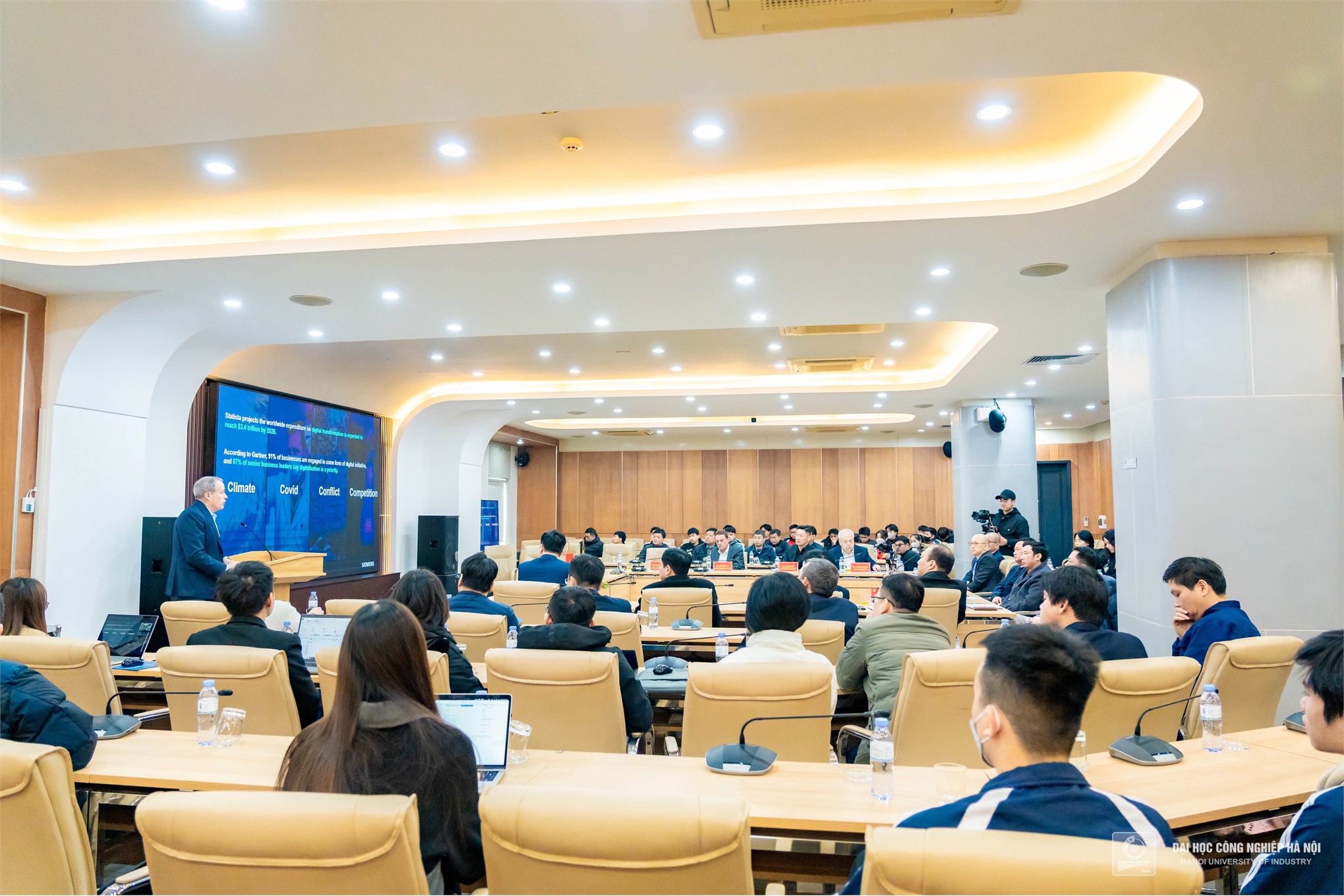 Mr. Bob Jones, the Standing Vice President in charge of global business at Siemens, highlighted the importance of digital transformation