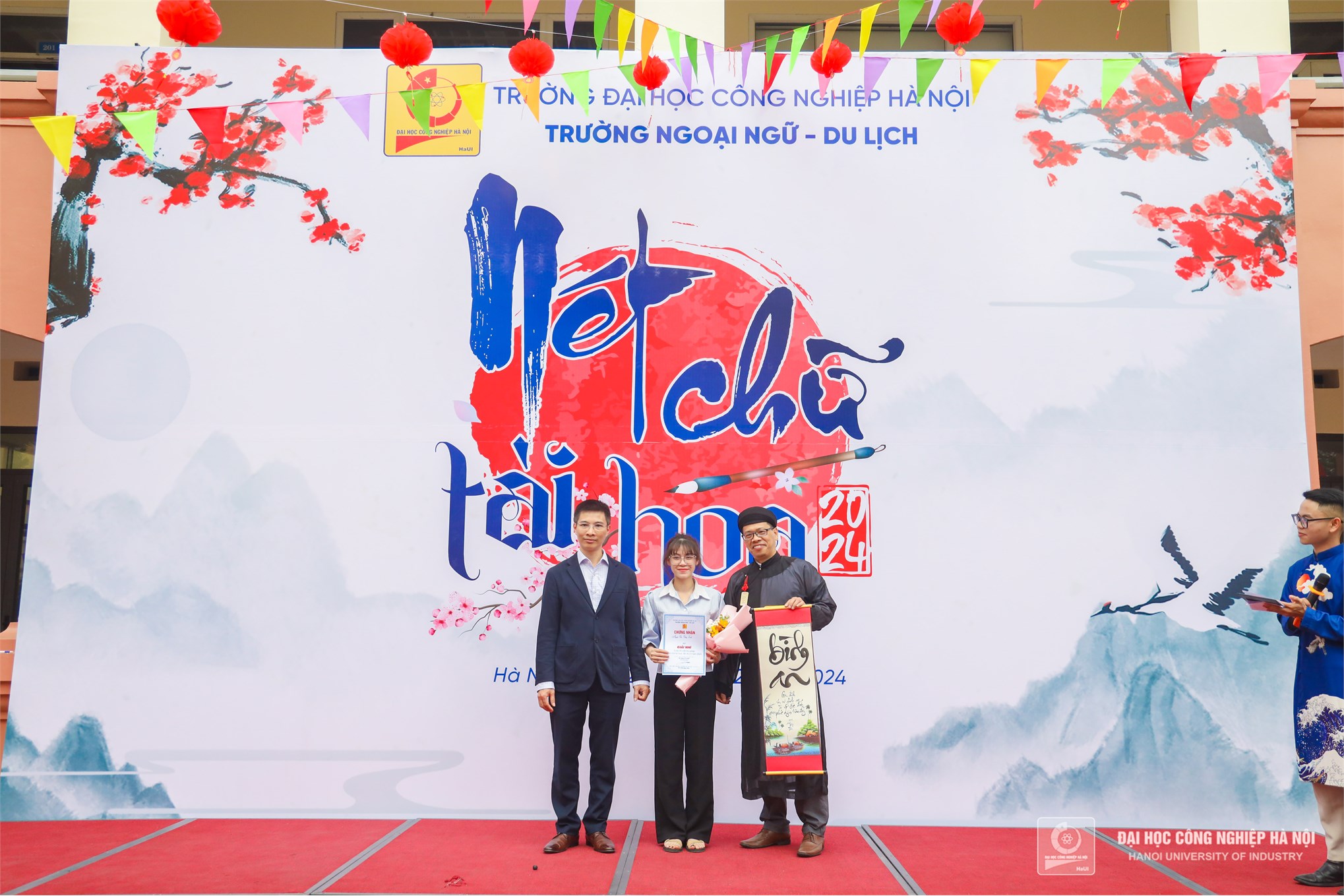 Calligraphy Writing Competition: Talented Handwriting 2024 Celebrates Cultural Beauty during Vietnamese Tet