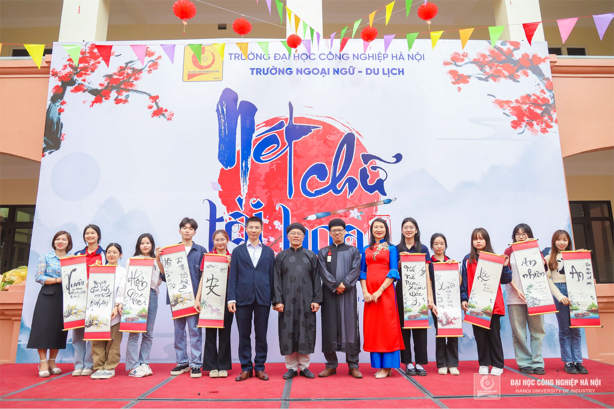Calligraphy Writing Competition: Talented Handwriting 2024 Celebrates Cultural Beauty during Vietnamese Tet