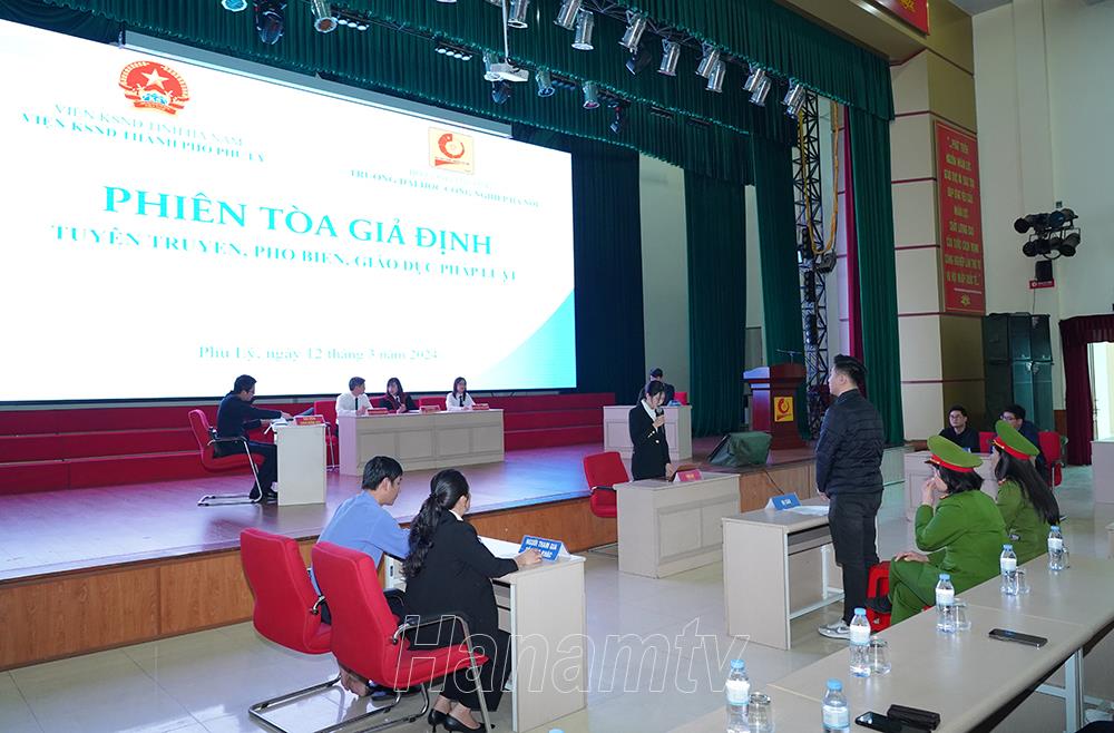 [hanamtv] Gần 300 sinh viên Trường đại học Công nghiệp Hà Nội, cơ sở Hà Nam được phổ biến, giáo dục pháp luật qua phiên tòa giả định