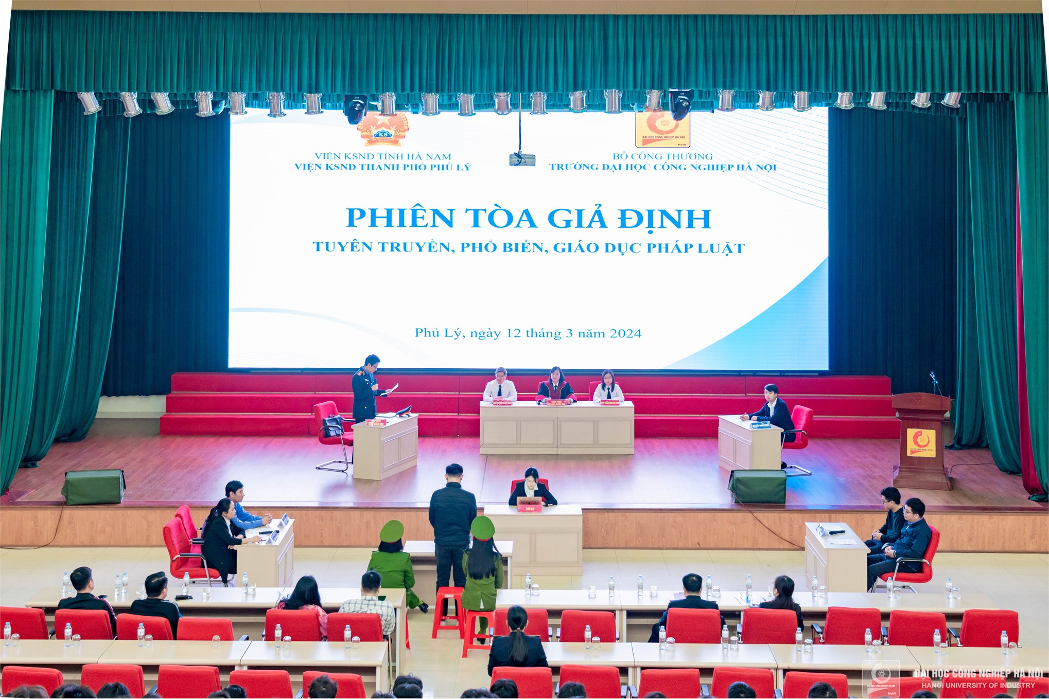 Hơn 300 sinh viên HaUI tham dự Phiên tòa giả định tại cơ sở Hà Nam