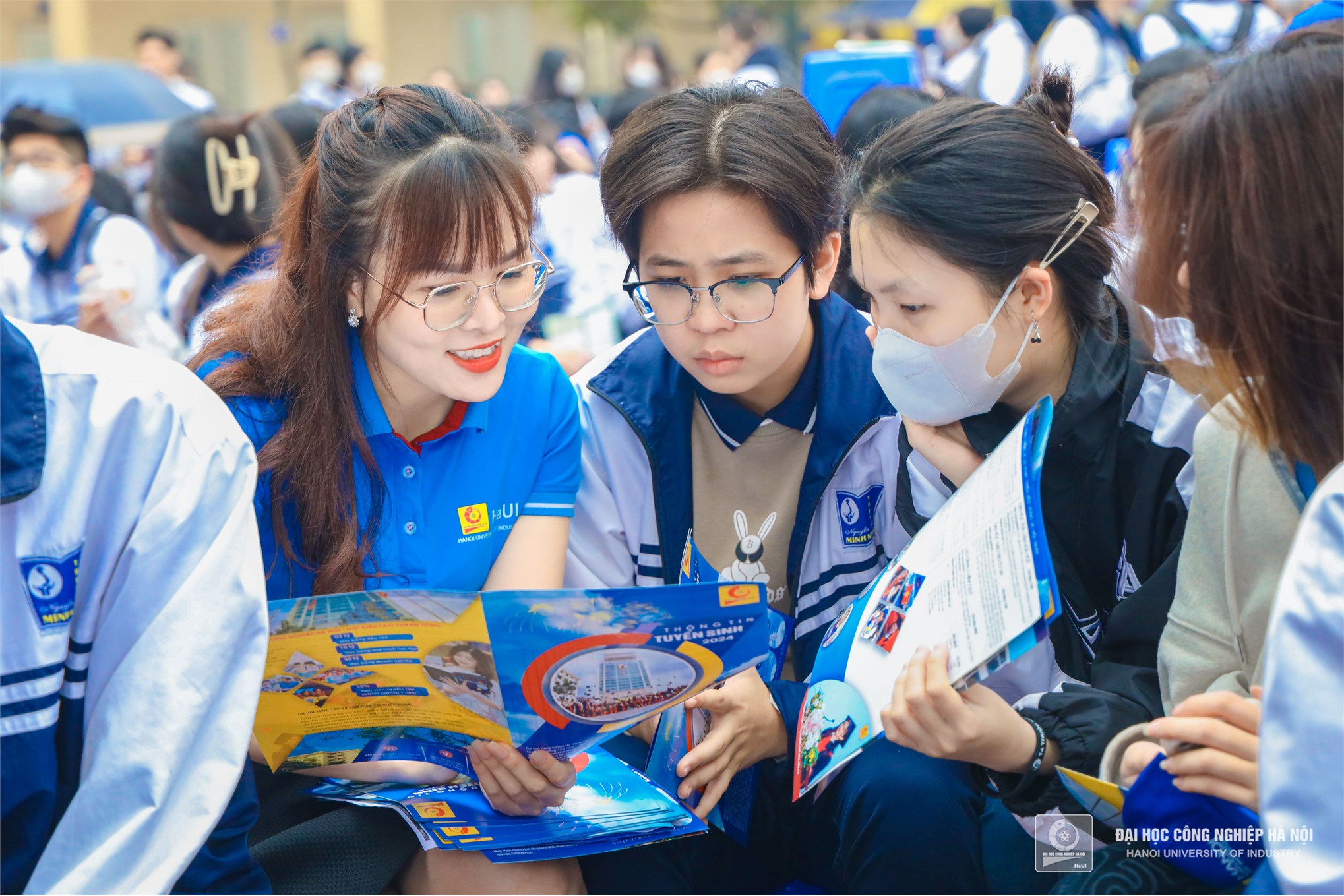 Exploring Future Horizons: Nguyen Thi Minh Khai High School Students dive into Hanoi University of Industry