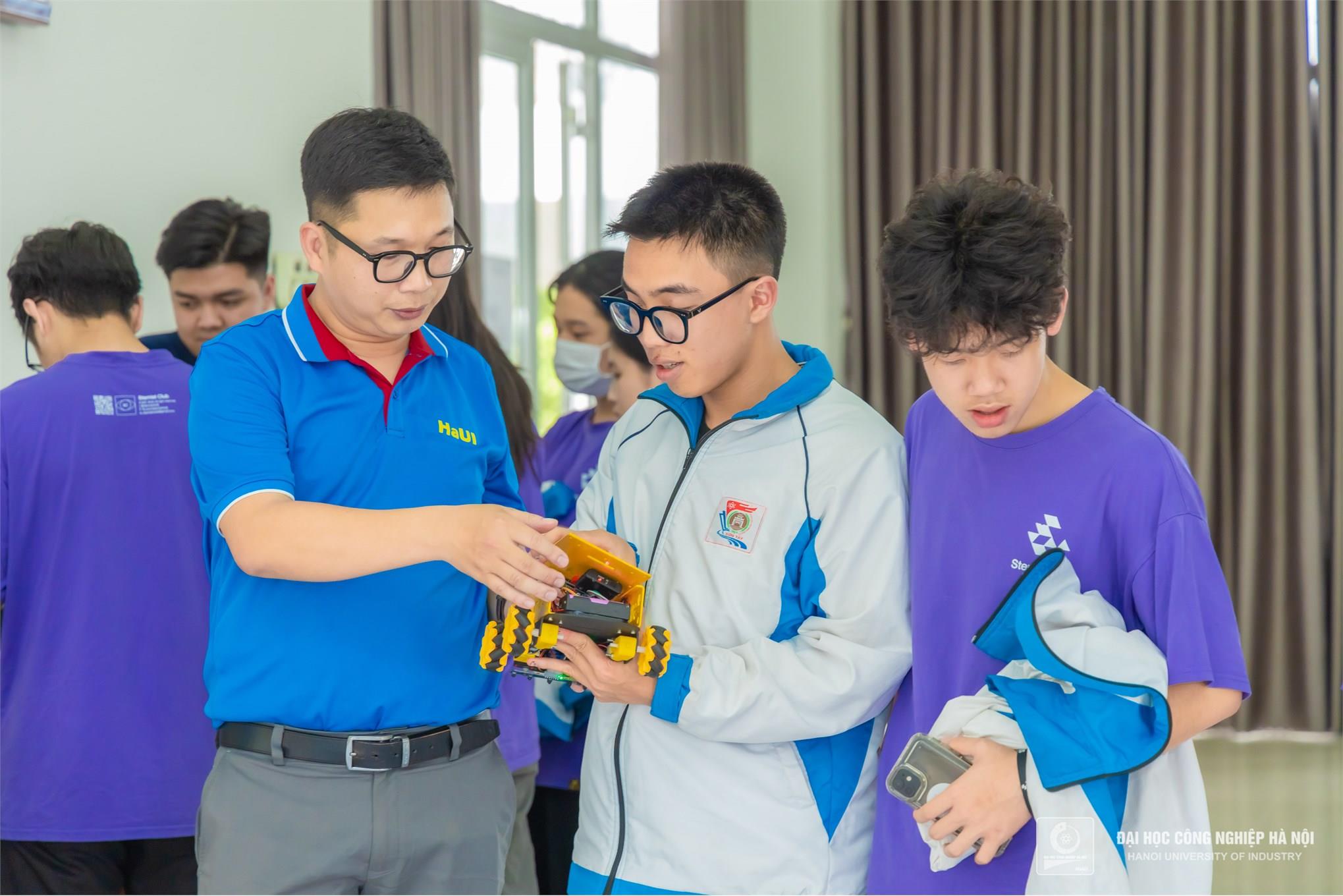[khcncongthuong] Trường Cơ khí - Ô tô, Đại học Công nghiệp Hà Nội ươm mầm tài năng khoa học công nghệ từ giáo dục STEM