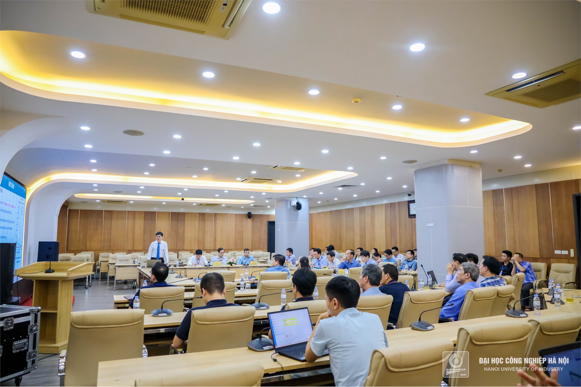  Với 7/7 phiếu tán thành, NCS Nguyễn Văn Cảnh, Giảng viên Trường Cơ khí – Ô tô, HaUI đã bảo vệ thành công Luận án Tiến sĩ ngành Kỹ thuật cơ khí cấp trường. 