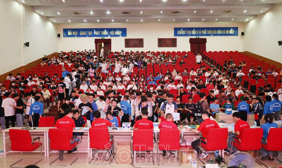 [baohanam] Hơn 500 tình nguyện viên Trường Đại học Công nghiệp Hà Nội cơ sở Hà Nam tham gia Ngày hội hiến máu tình nguyện