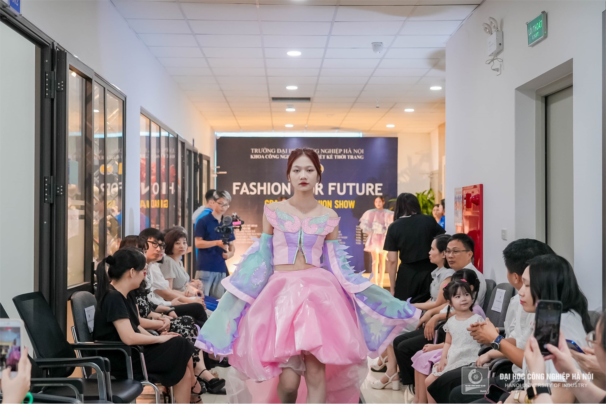 HaUI Students Dazzle at Graduation Fashion Show